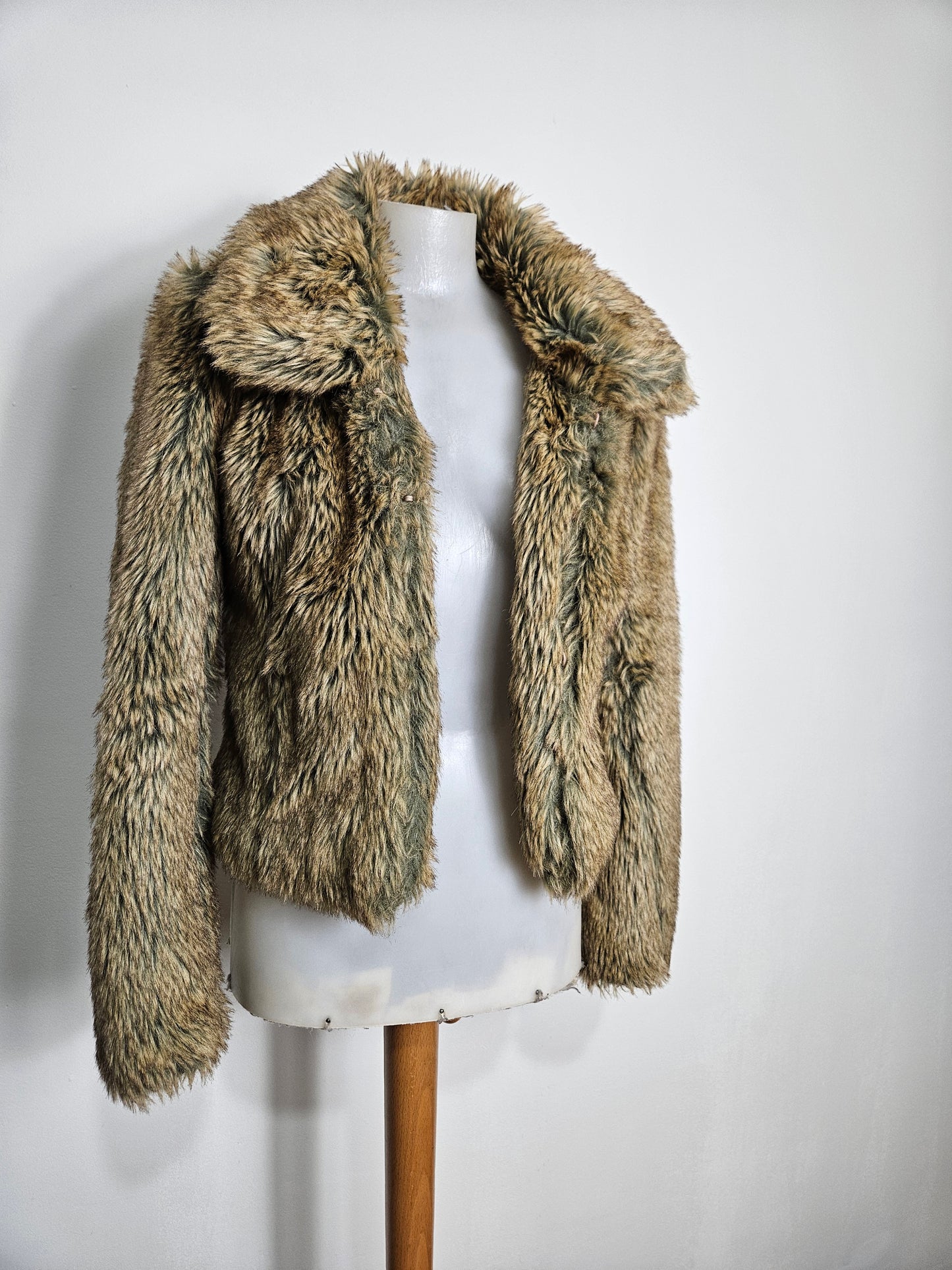 Manteau court en fausse fourrure à reflets