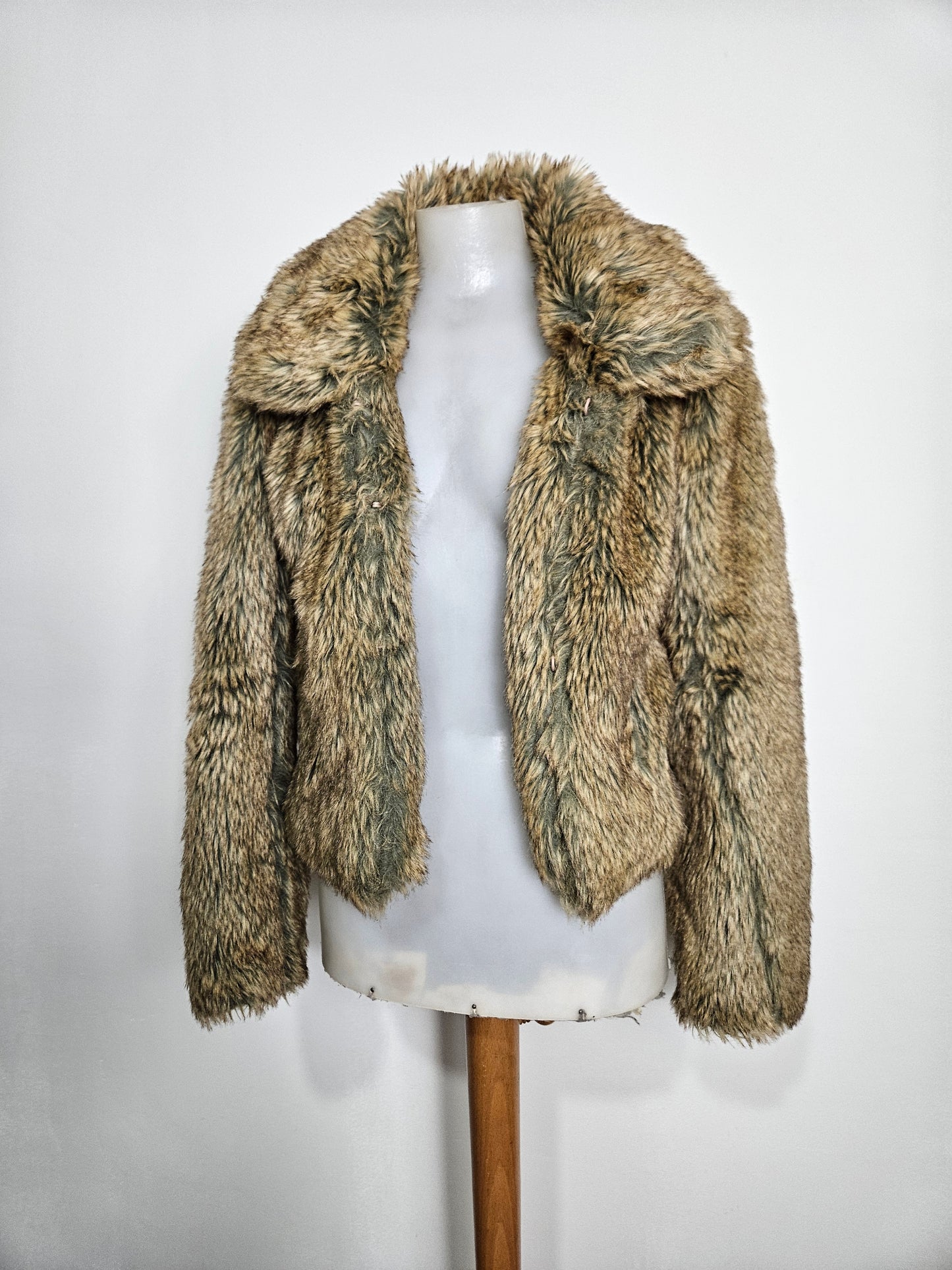 Manteau court en fausse fourrure à reflets