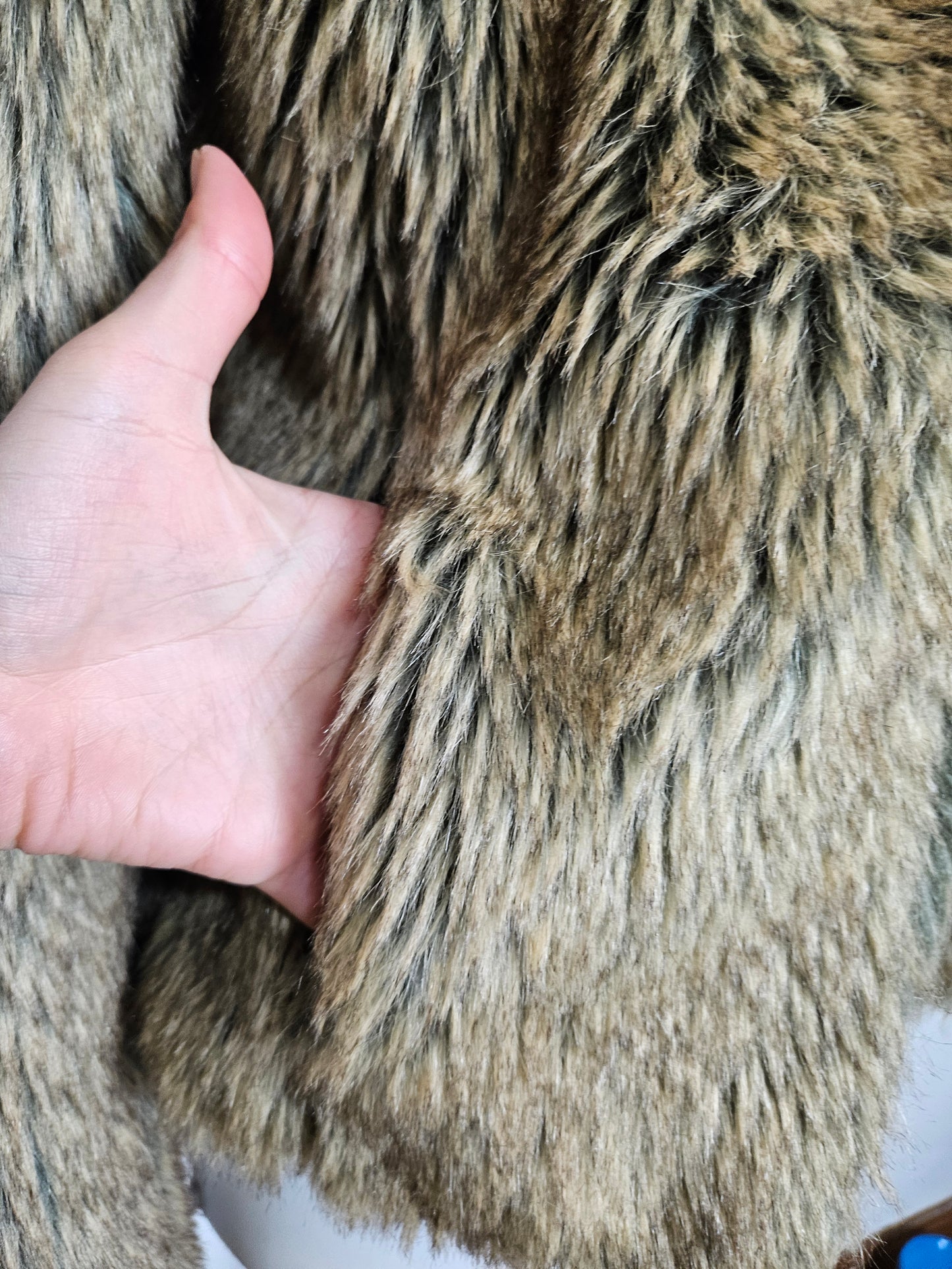 Manteau court en fausse fourrure à reflets