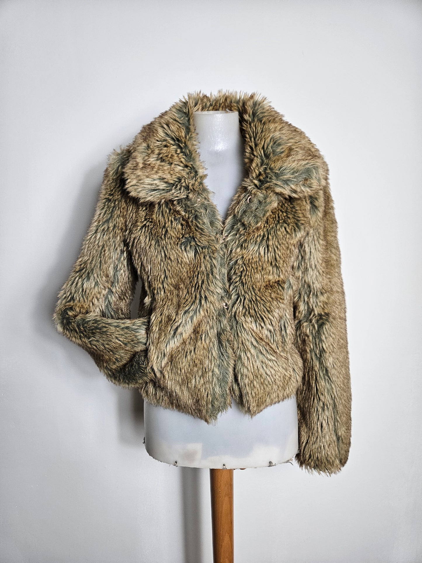 Manteau court en fausse fourrure à reflets