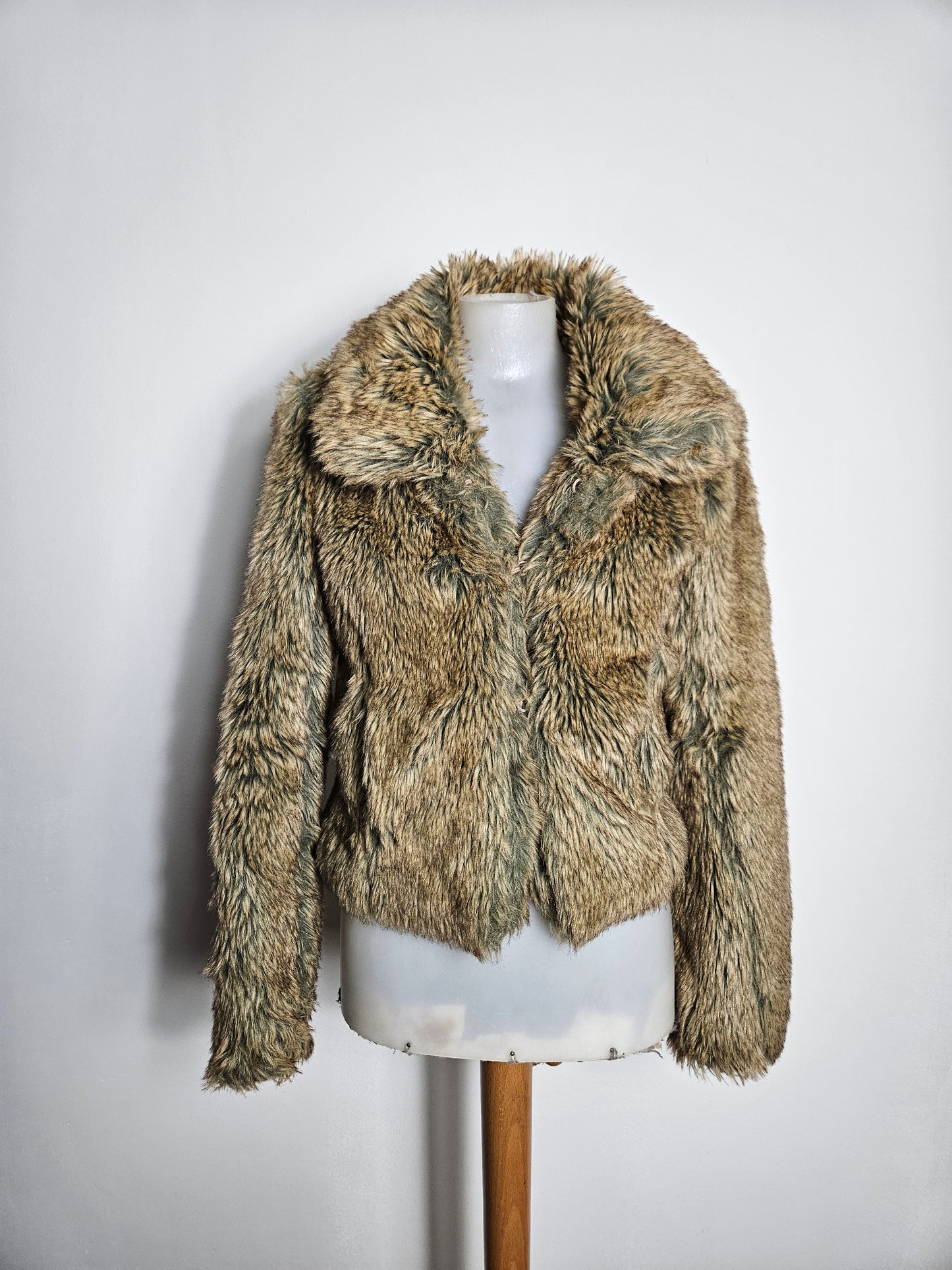 Manteau court en fausse fourrure à reflets