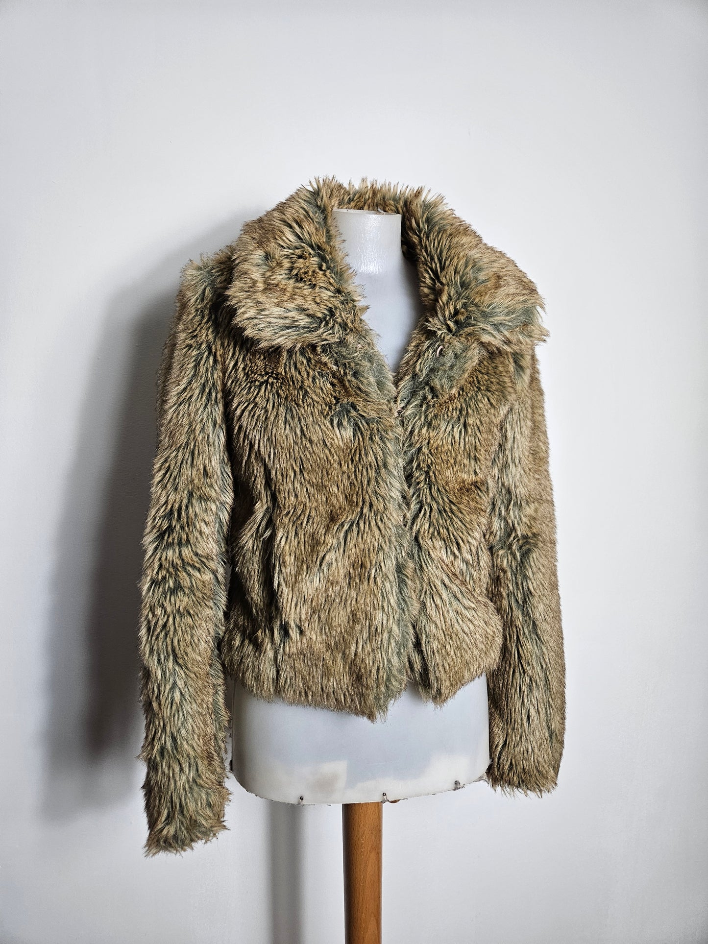 Manteau court en fausse fourrure à reflets