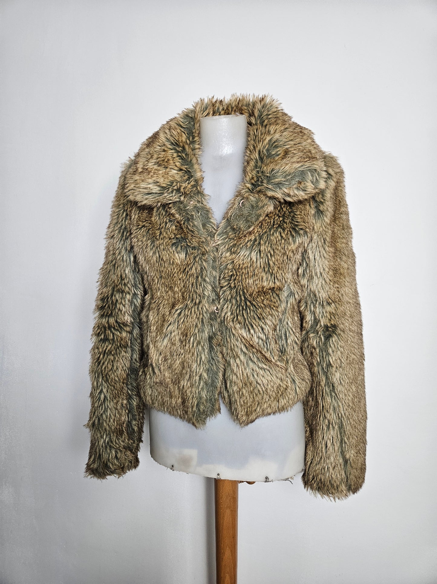 Manteau court en fausse fourrure à reflets