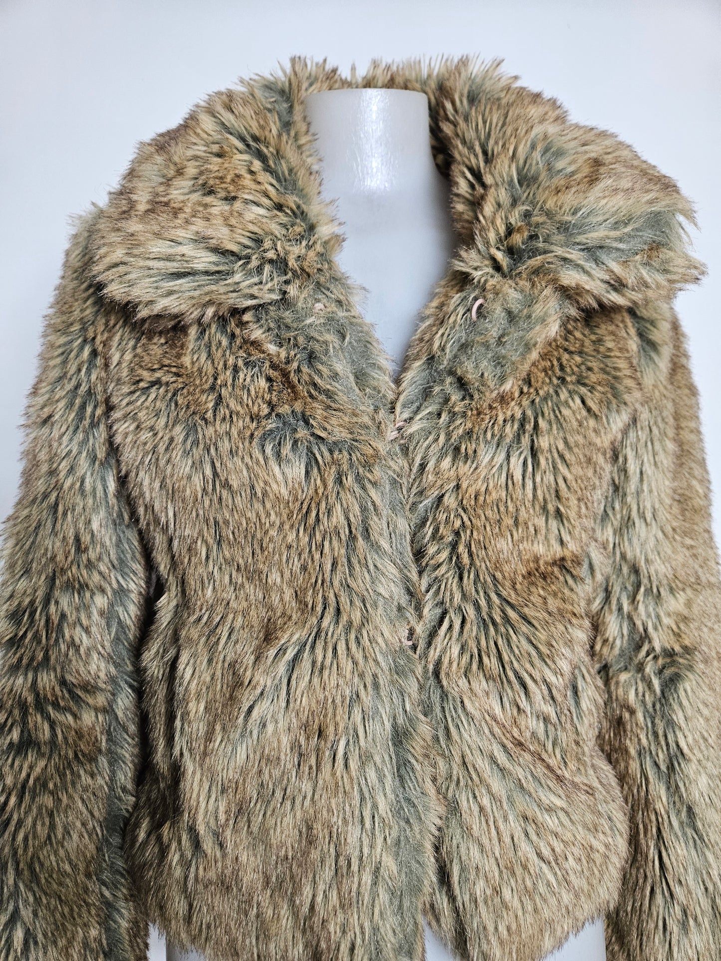 Manteau court en fausse fourrure à reflets