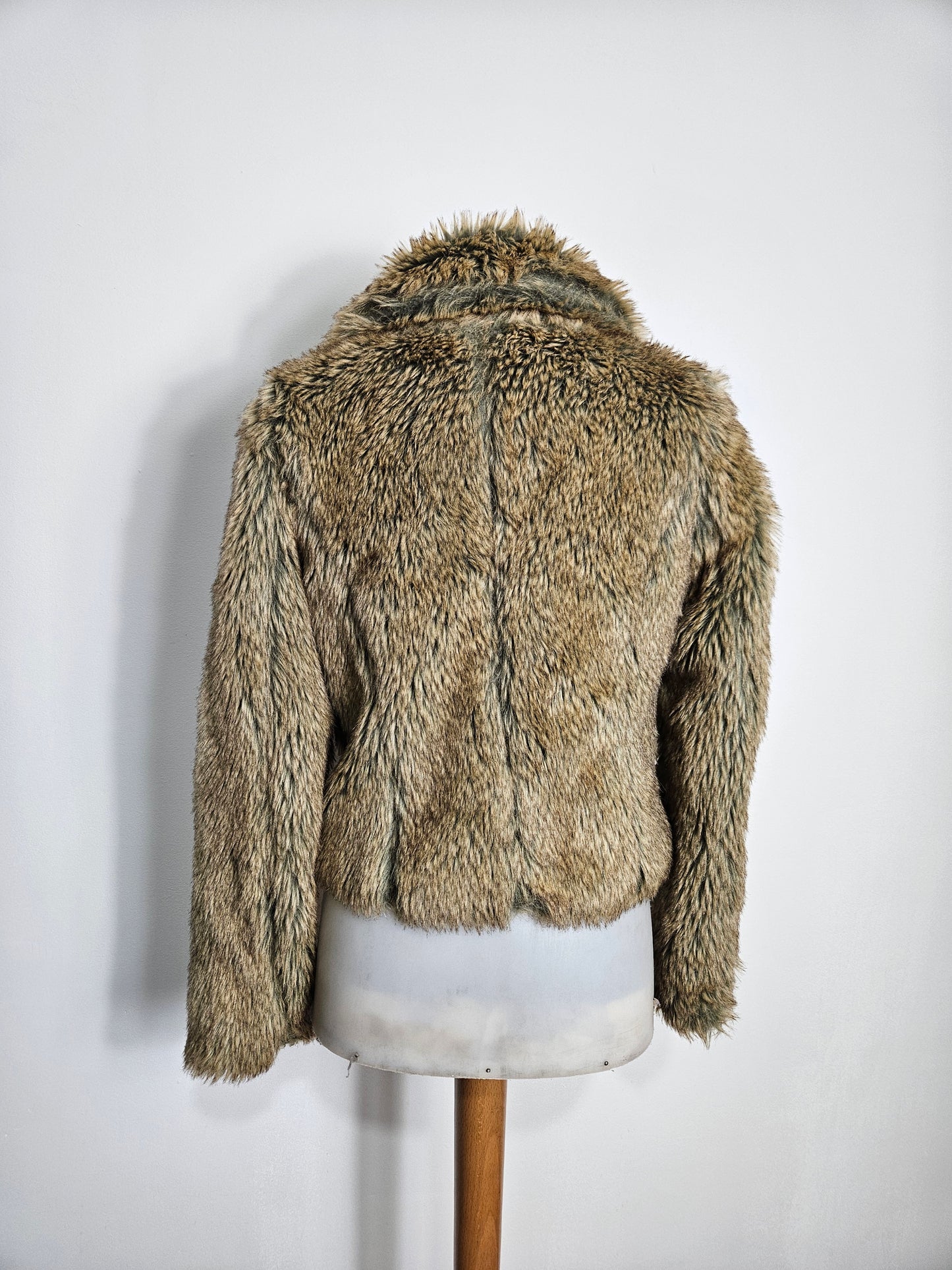 Manteau court en fausse fourrure à reflets