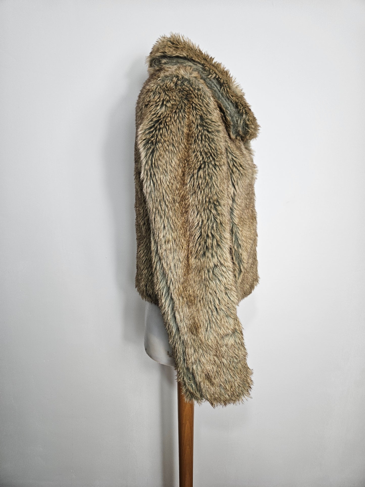 Manteau court en fausse fourrure à reflets