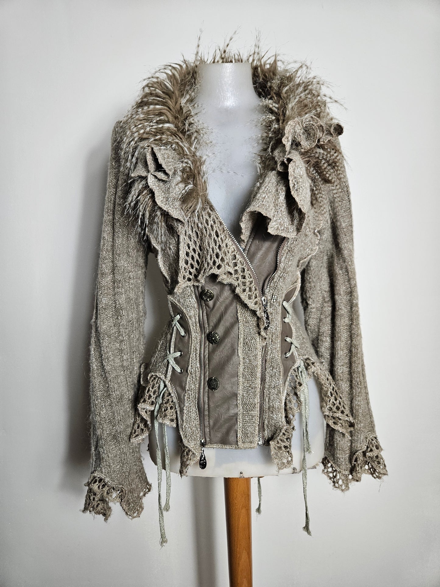 Cardigan épais laçage et fausses plumes