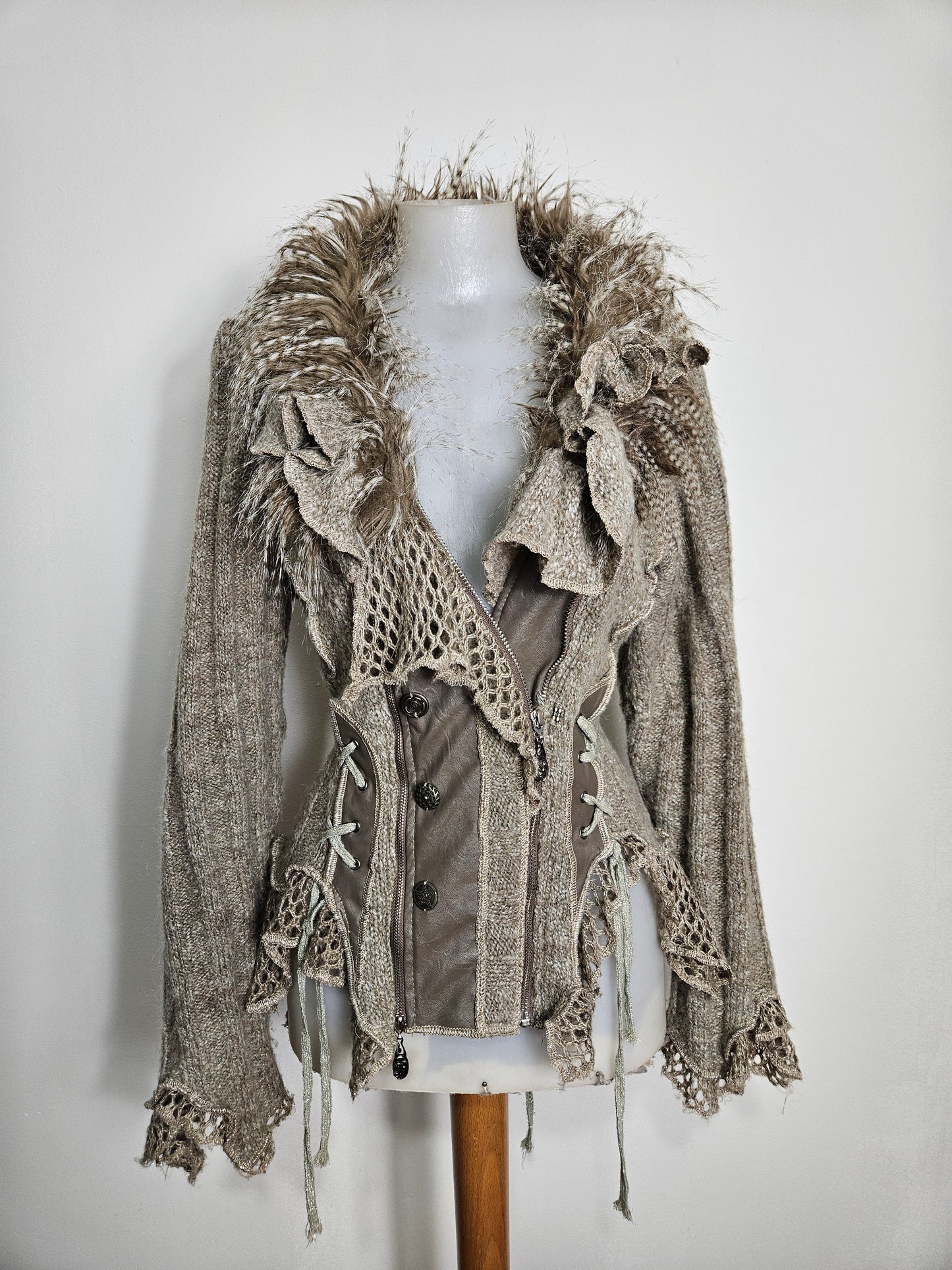 Cardigan épais laçage et fausses plumes