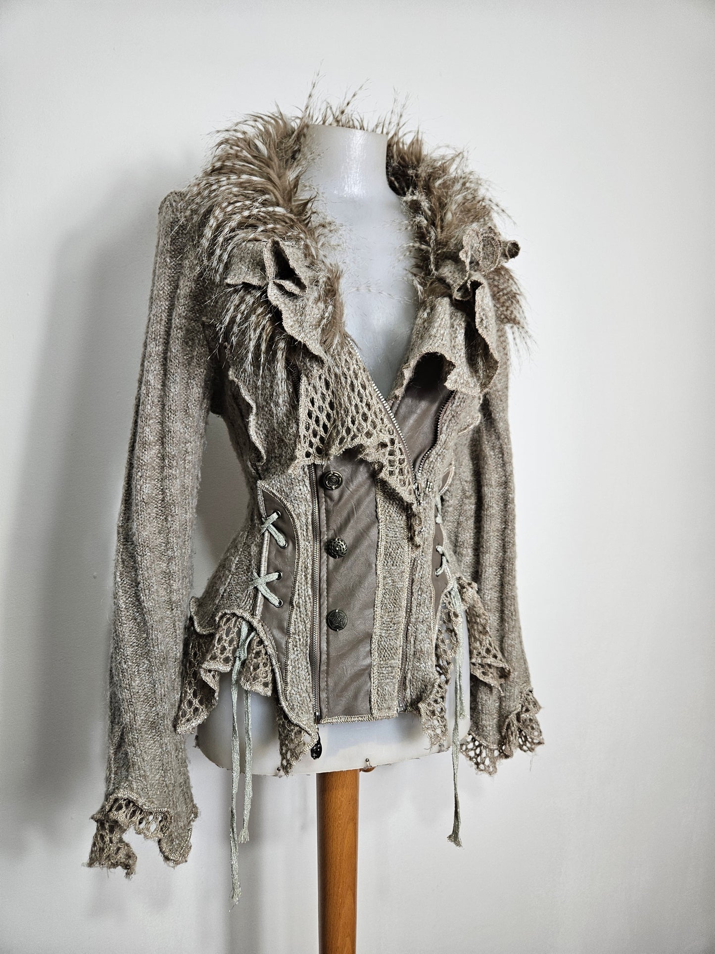 Cardigan épais laçage et fausses plumes