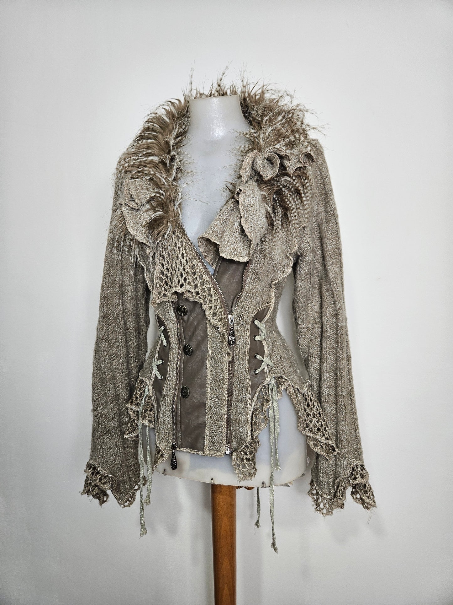 Cardigan épais laçage et fausses plumes