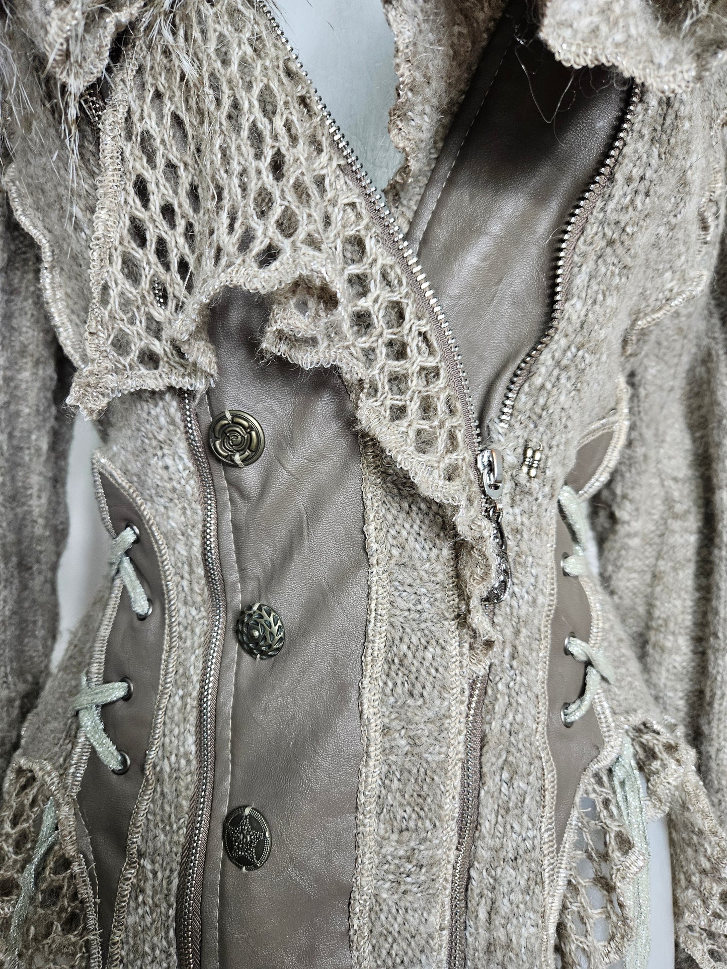 Cardigan épais laçage et fausses plumes