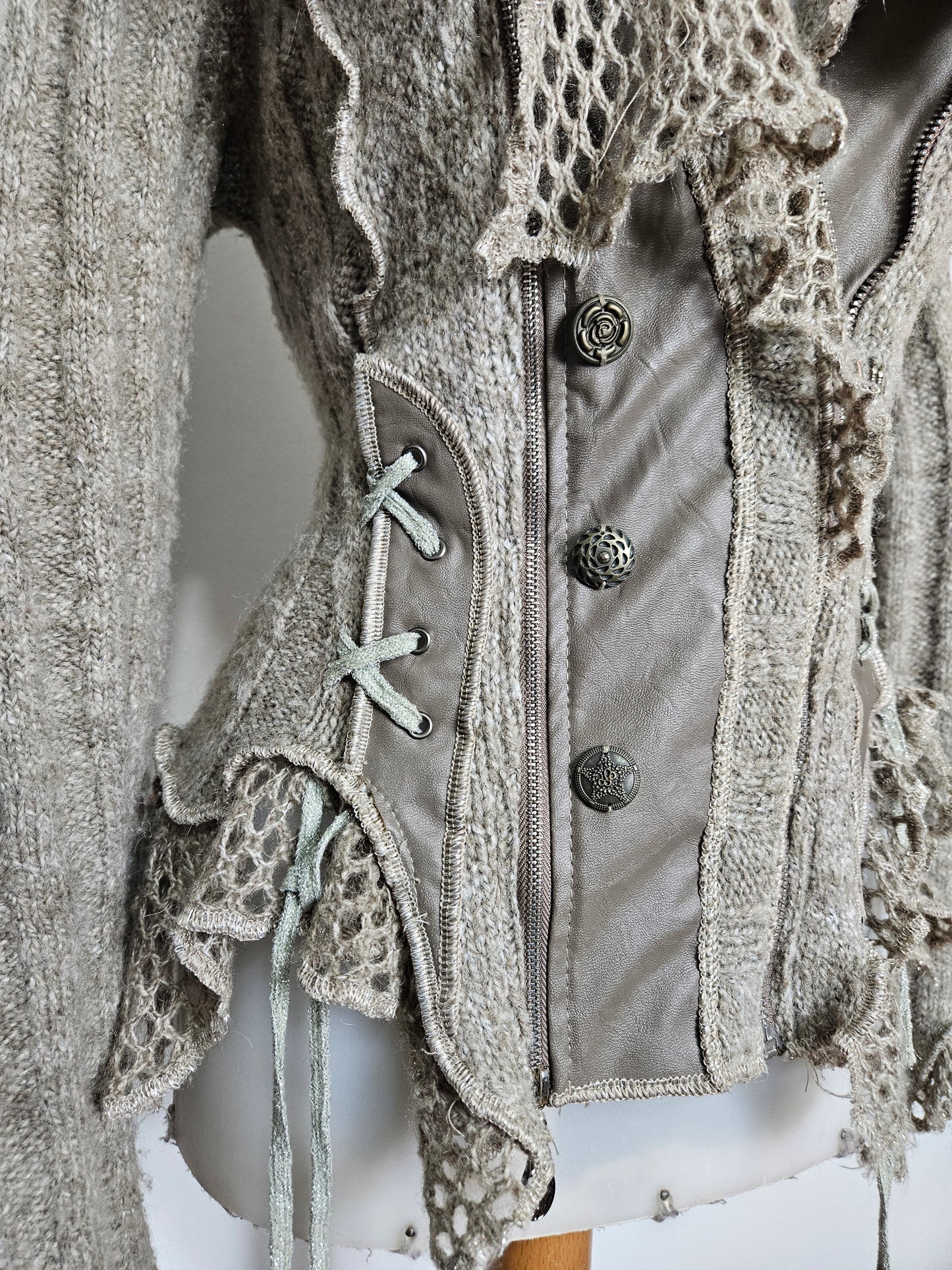 Cardigan épais laçage et fausses plumes