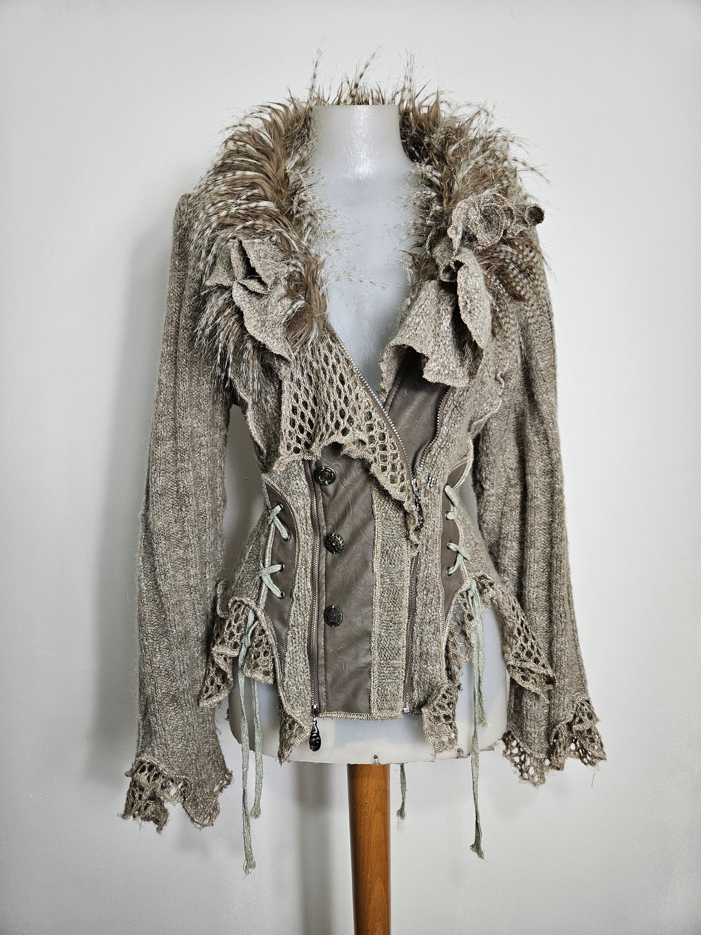 Cardigan épais laçage et fausses plumes