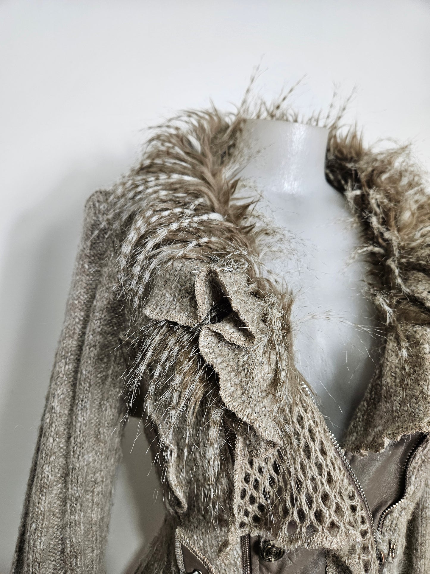 Cardigan épais laçage et fausses plumes