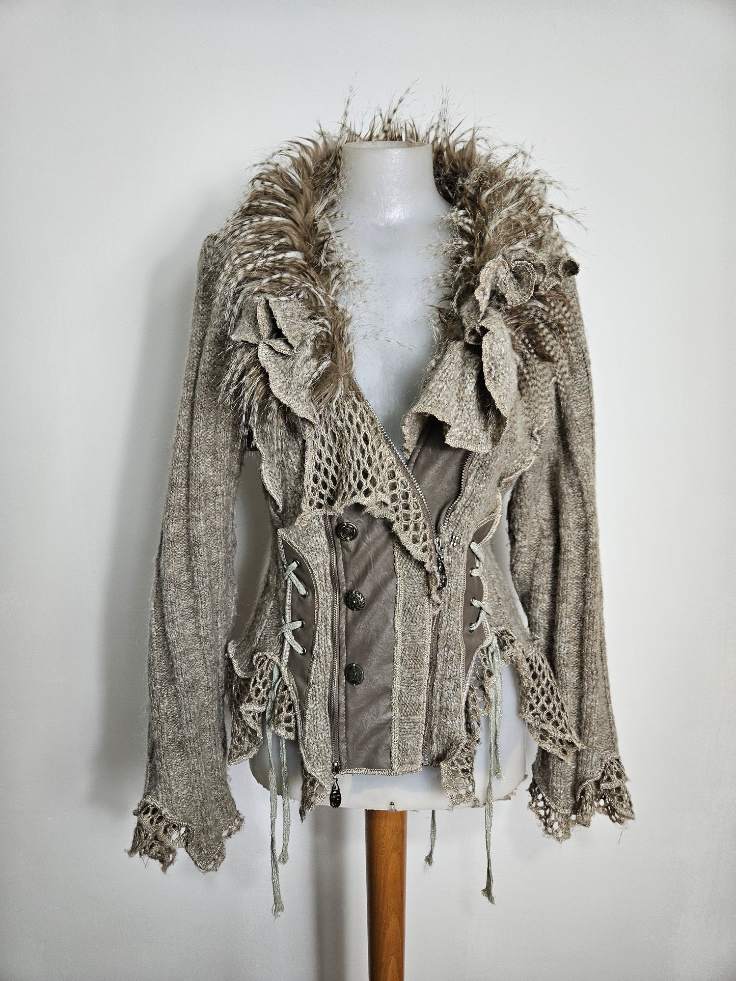 Cardigan épais laçage et fausses plumes