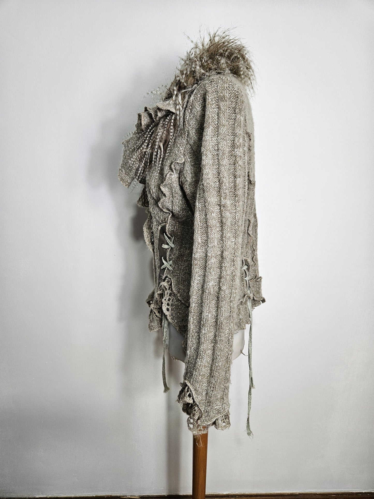 Cardigan épais laçage et fausses plumes