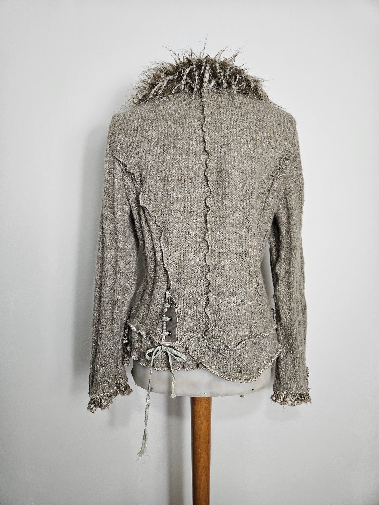 Cardigan épais laçage et fausses plumes