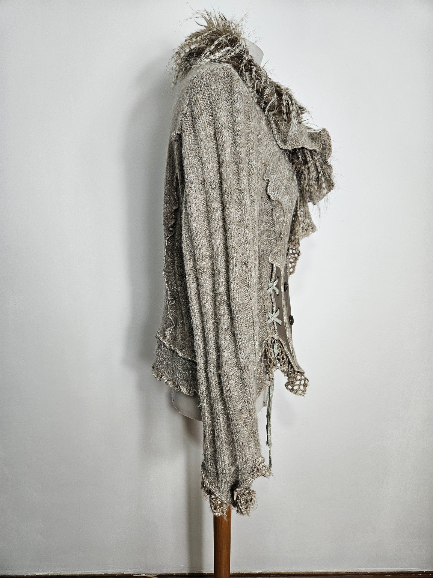 Cardigan épais laçage et fausses plumes