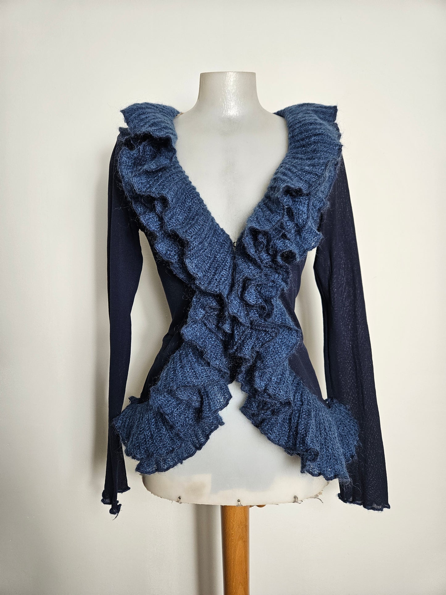 Cardigan bleu détails volants en crochet