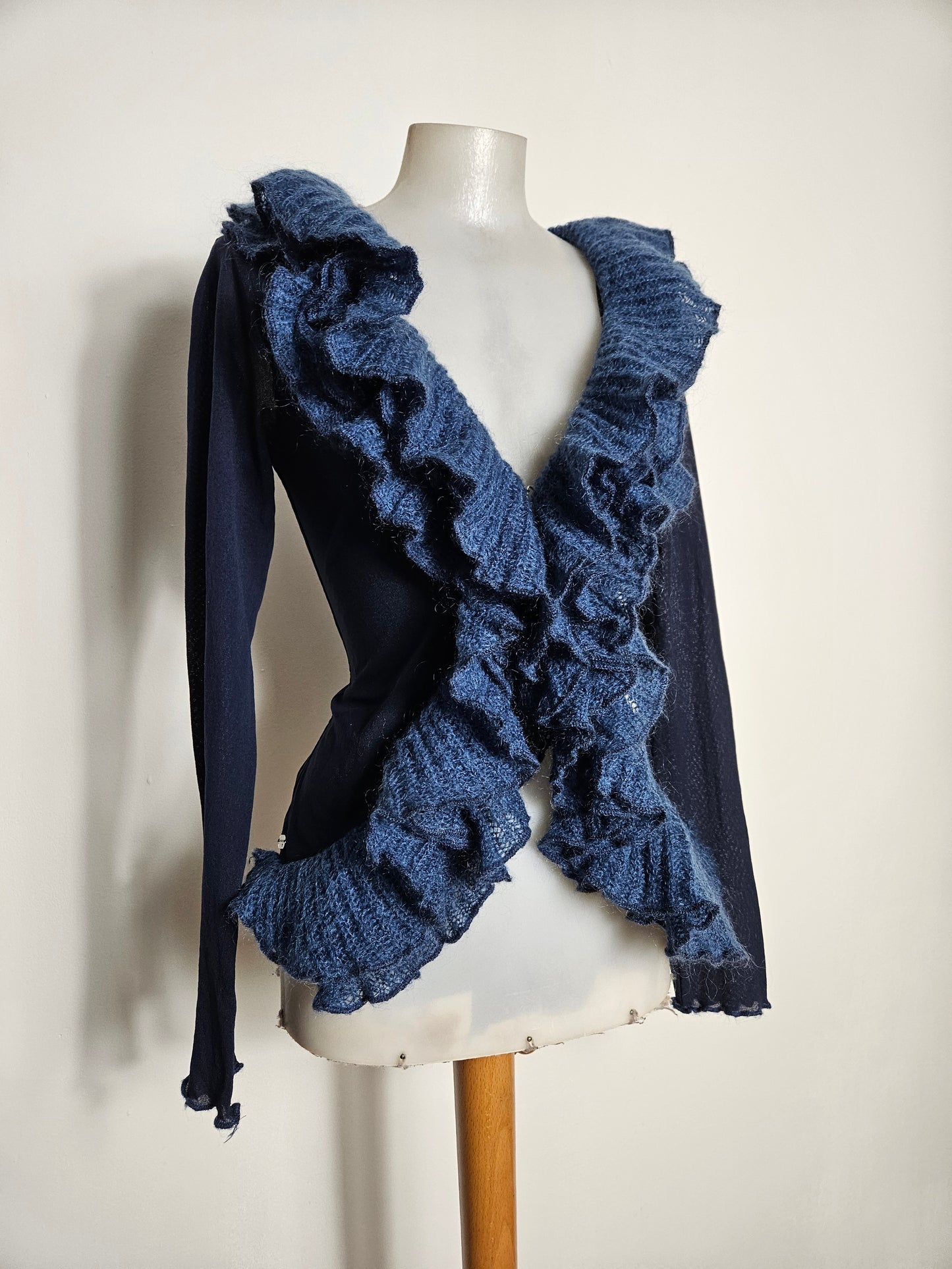 Cardigan bleu détails volants en crochet