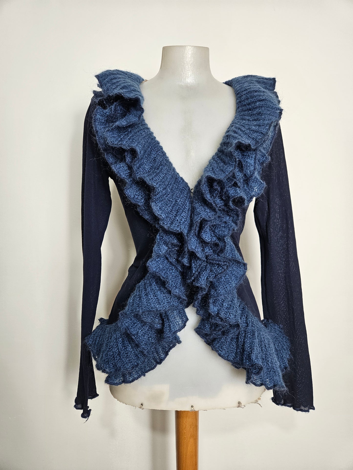 Cardigan bleu détails volants en crochet