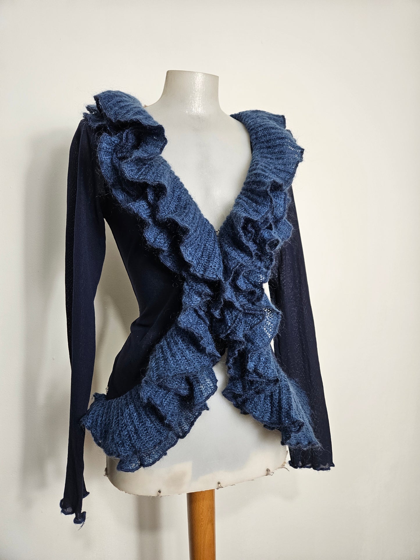 Cardigan bleu détails volants en crochet