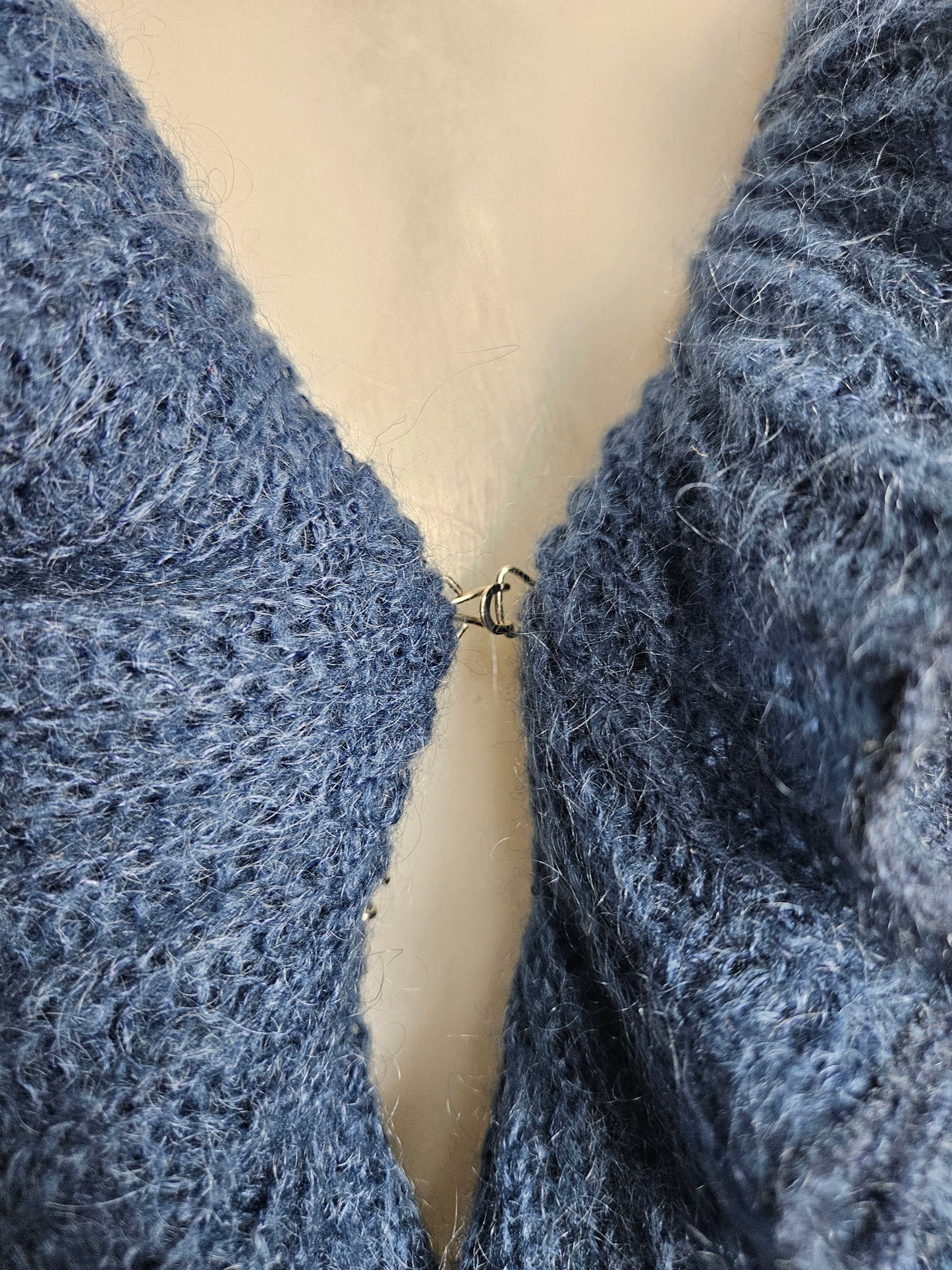 Cardigan bleu détails volants en crochet