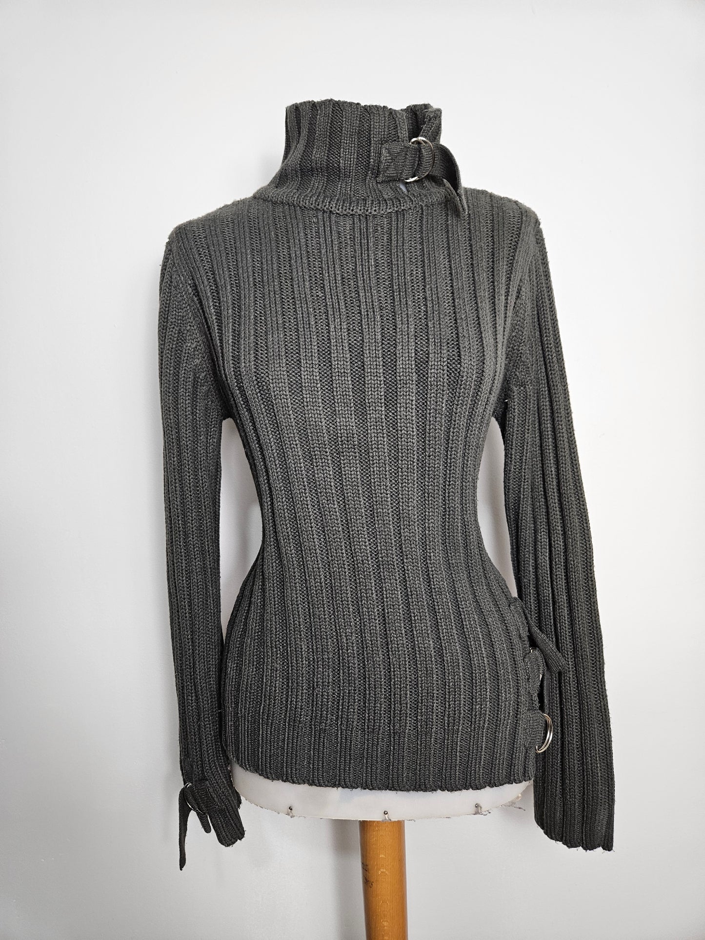 Pull côtelé détails sangles