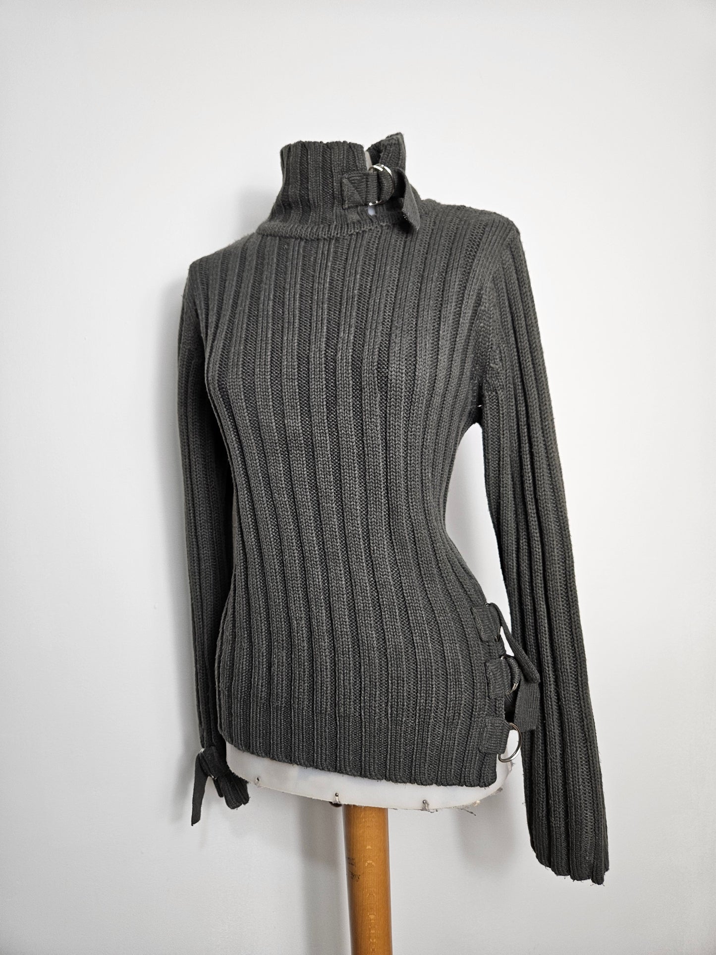 Pull côtelé détails sangles