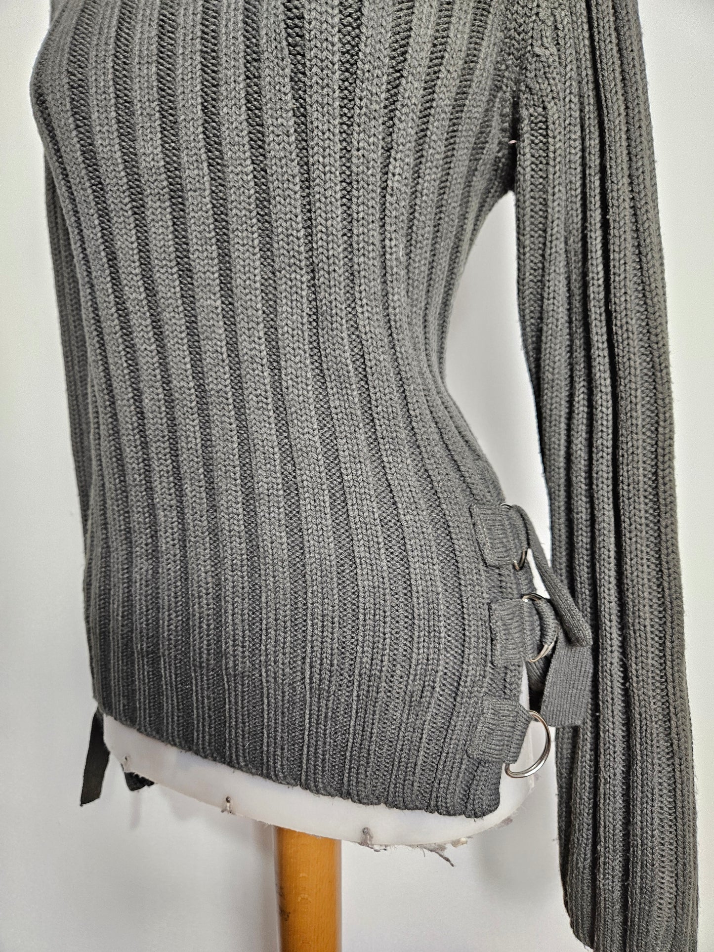 Pull côtelé détails sangles