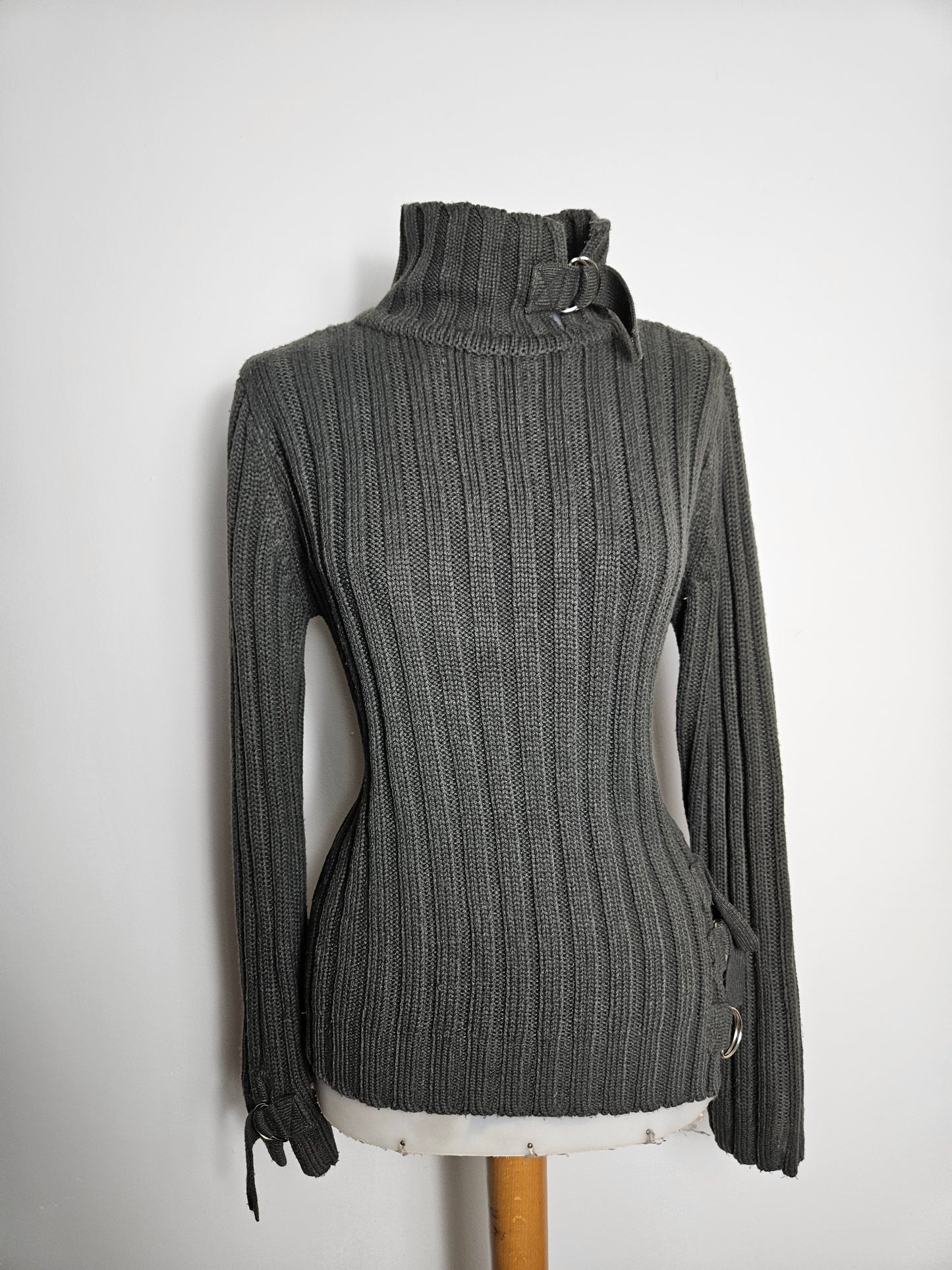 Pull côtelé détails sangles