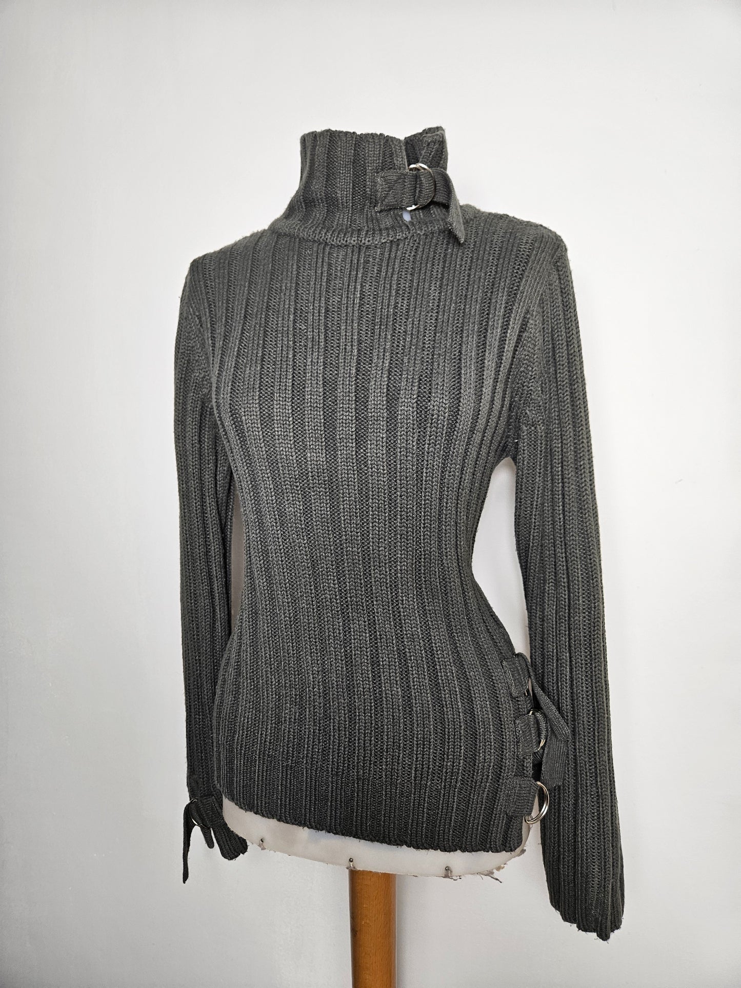 Pull côtelé détails sangles