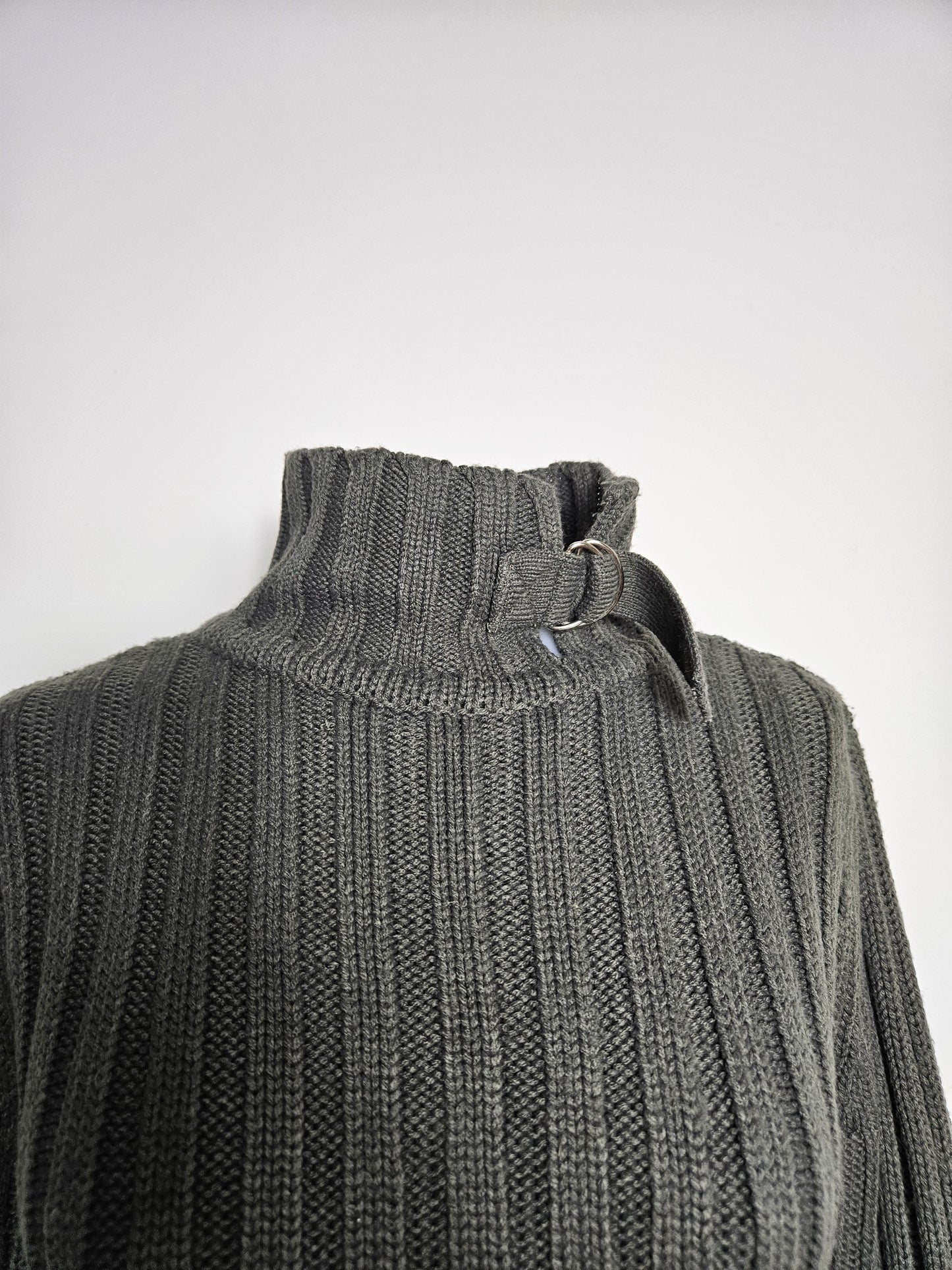 Pull côtelé détails sangles