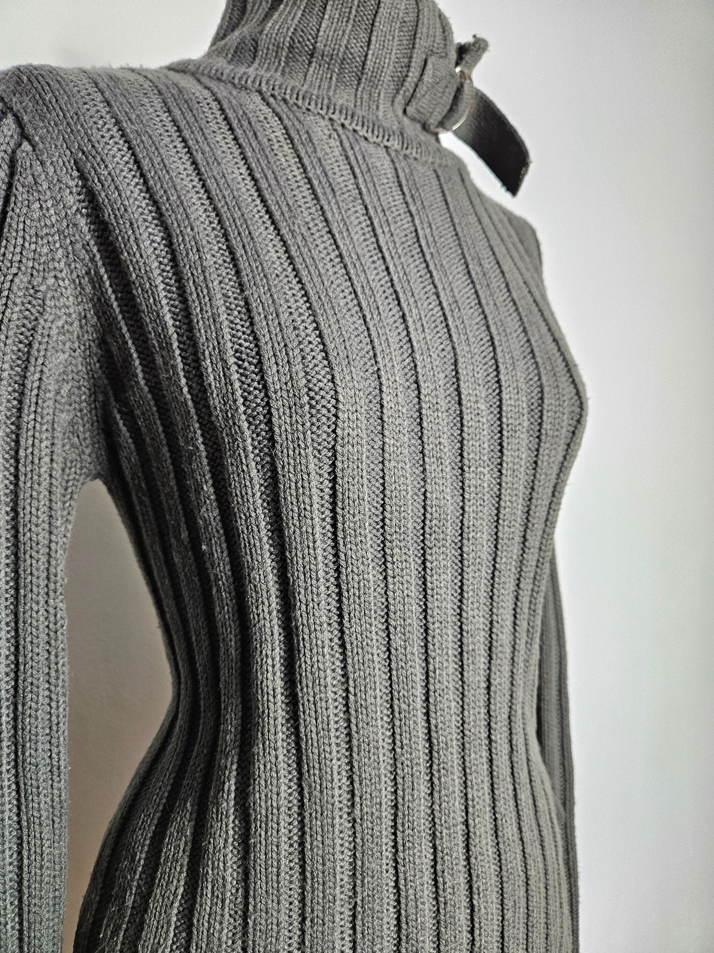 Pull côtelé détails sangles