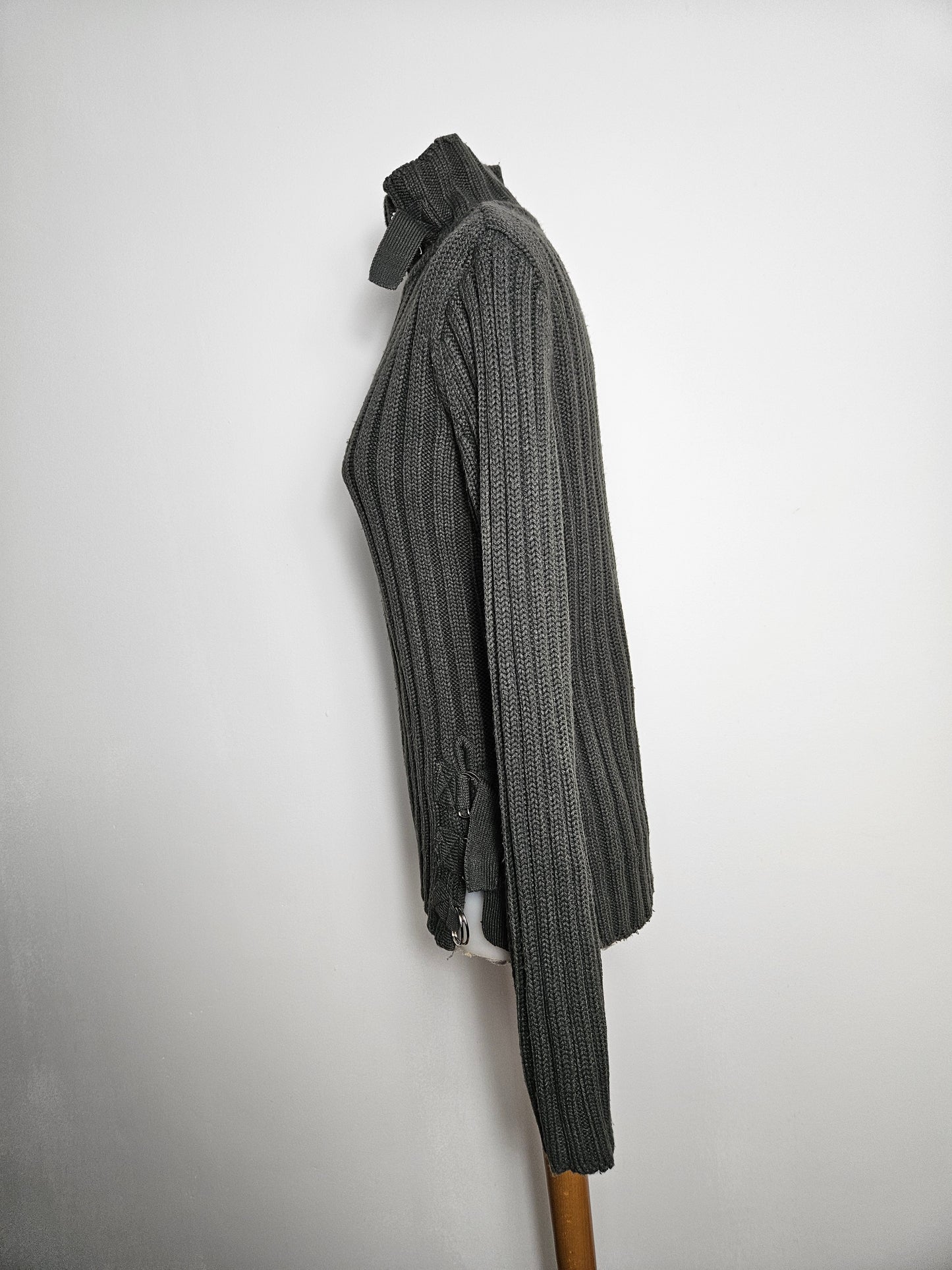 Pull côtelé détails sangles