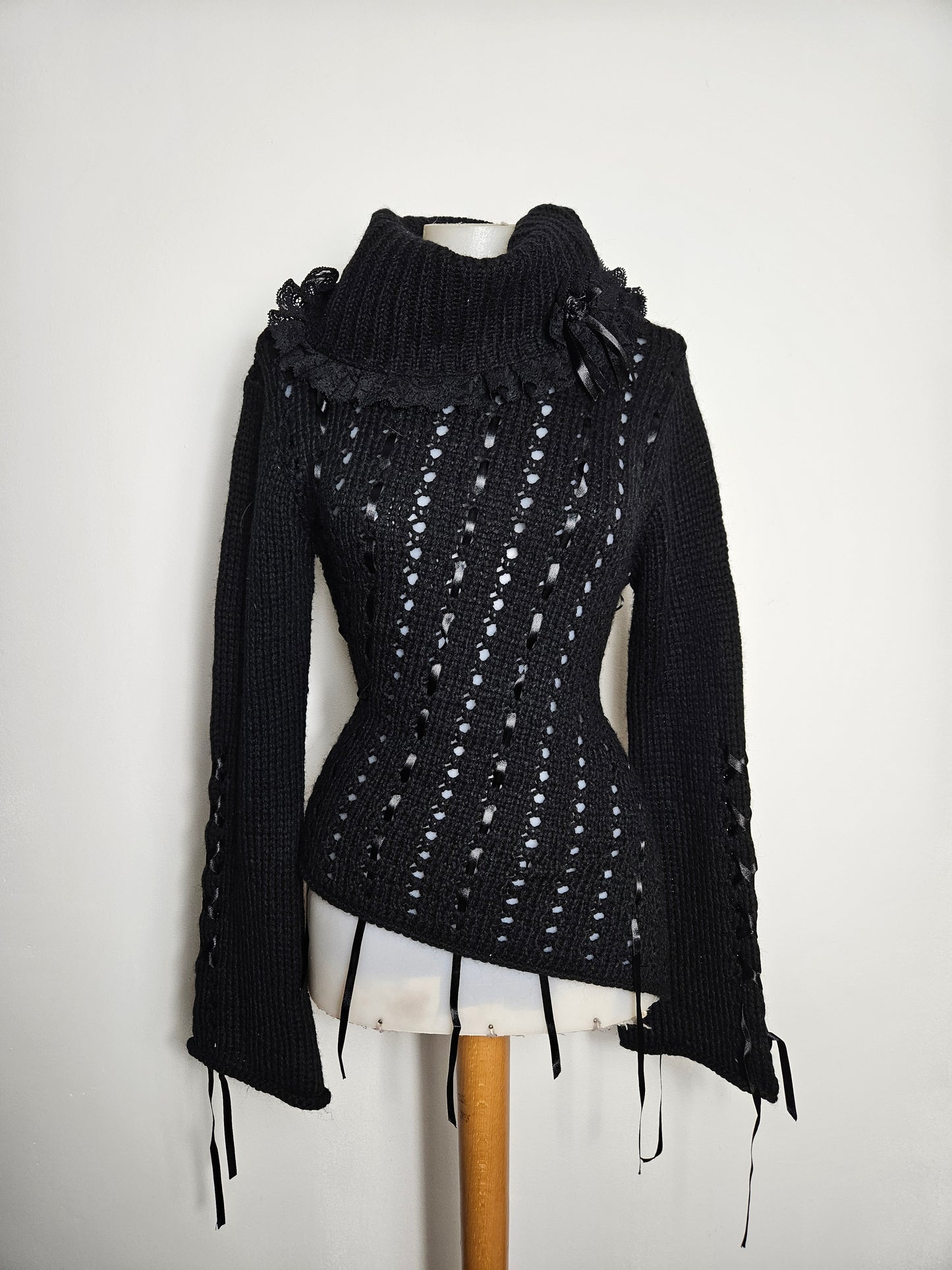 Pull asymétrique détails satinés