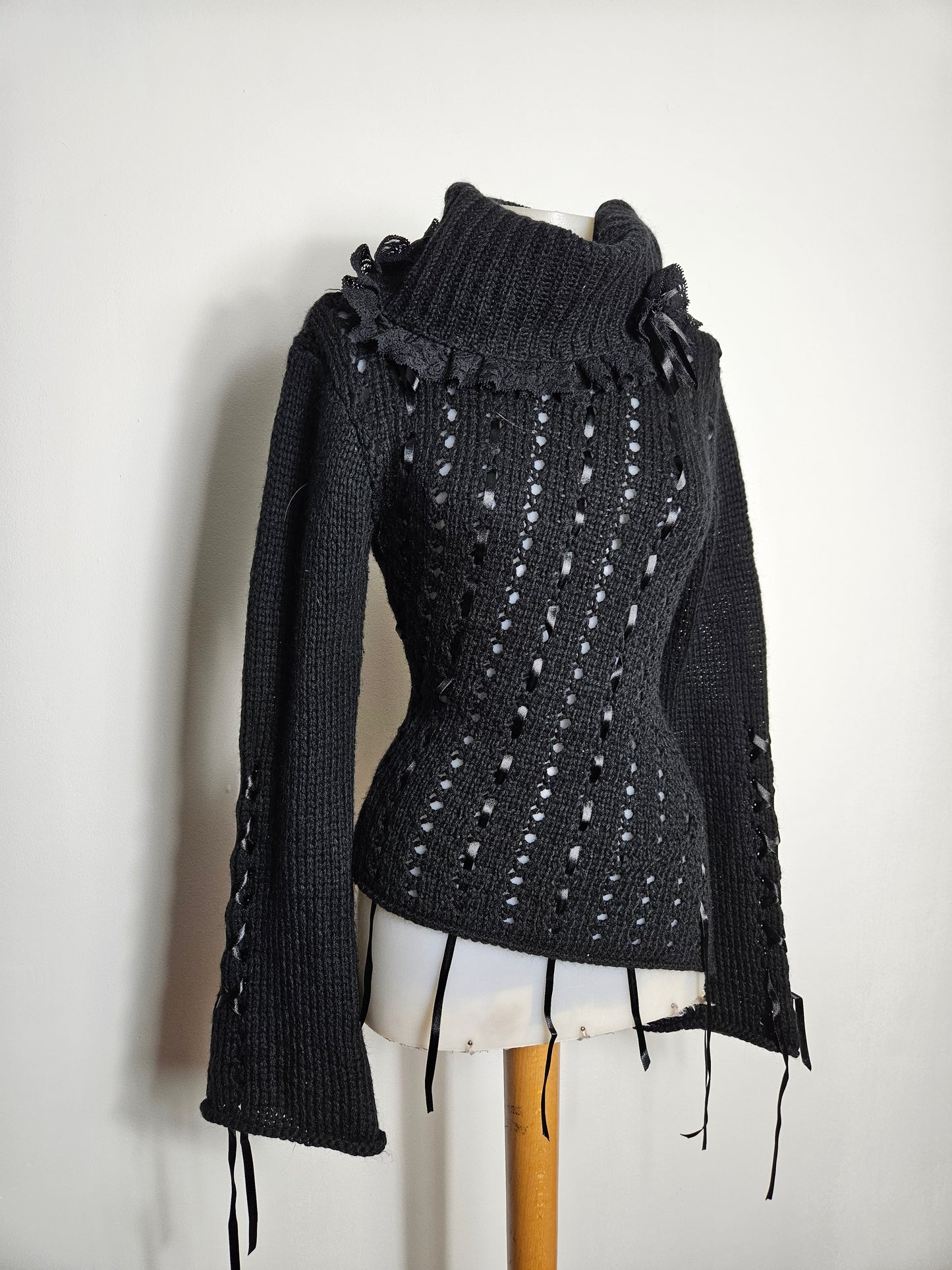 Pull asymétrique détails satinés