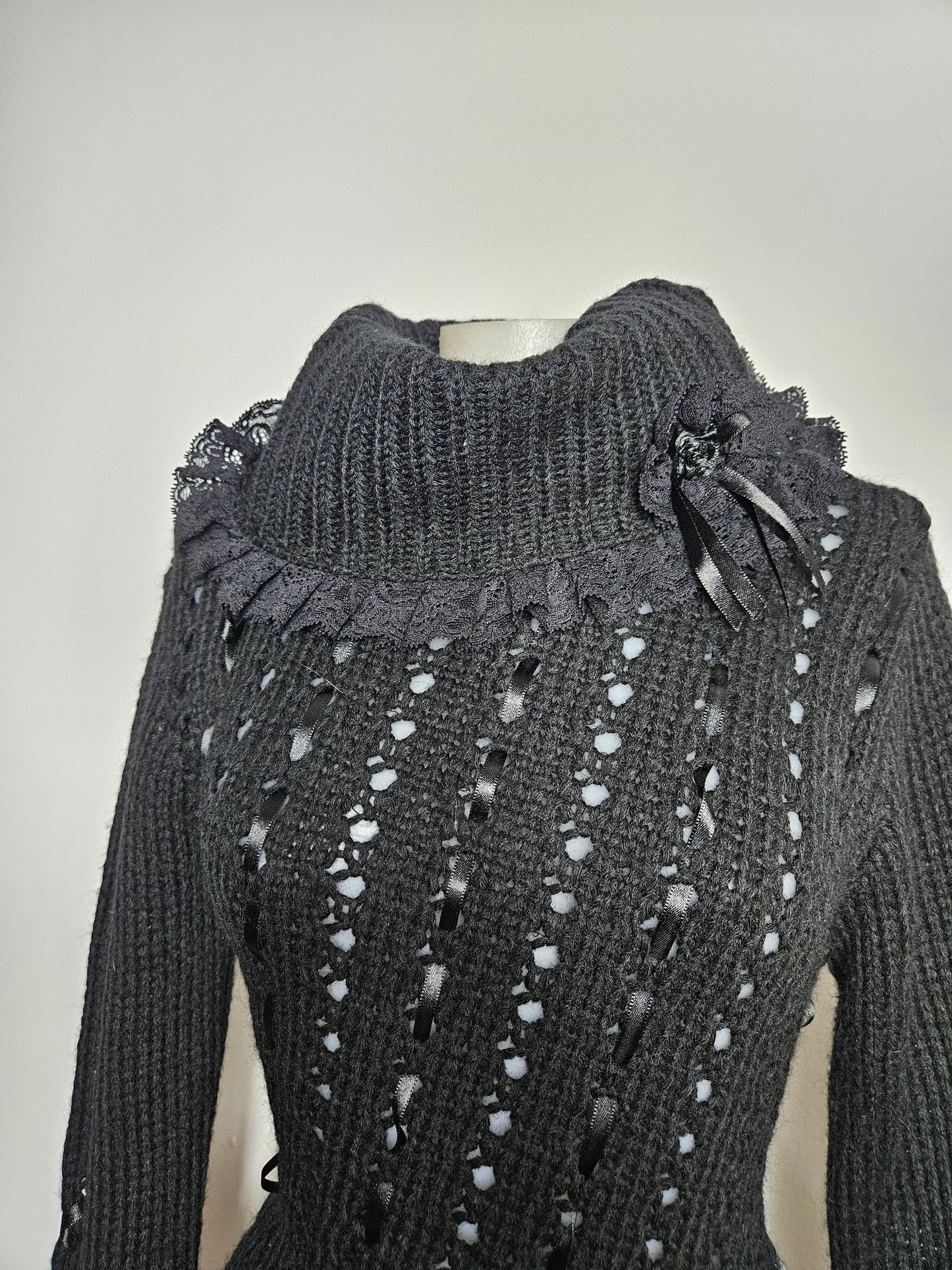 Pull asymétrique détails satinés