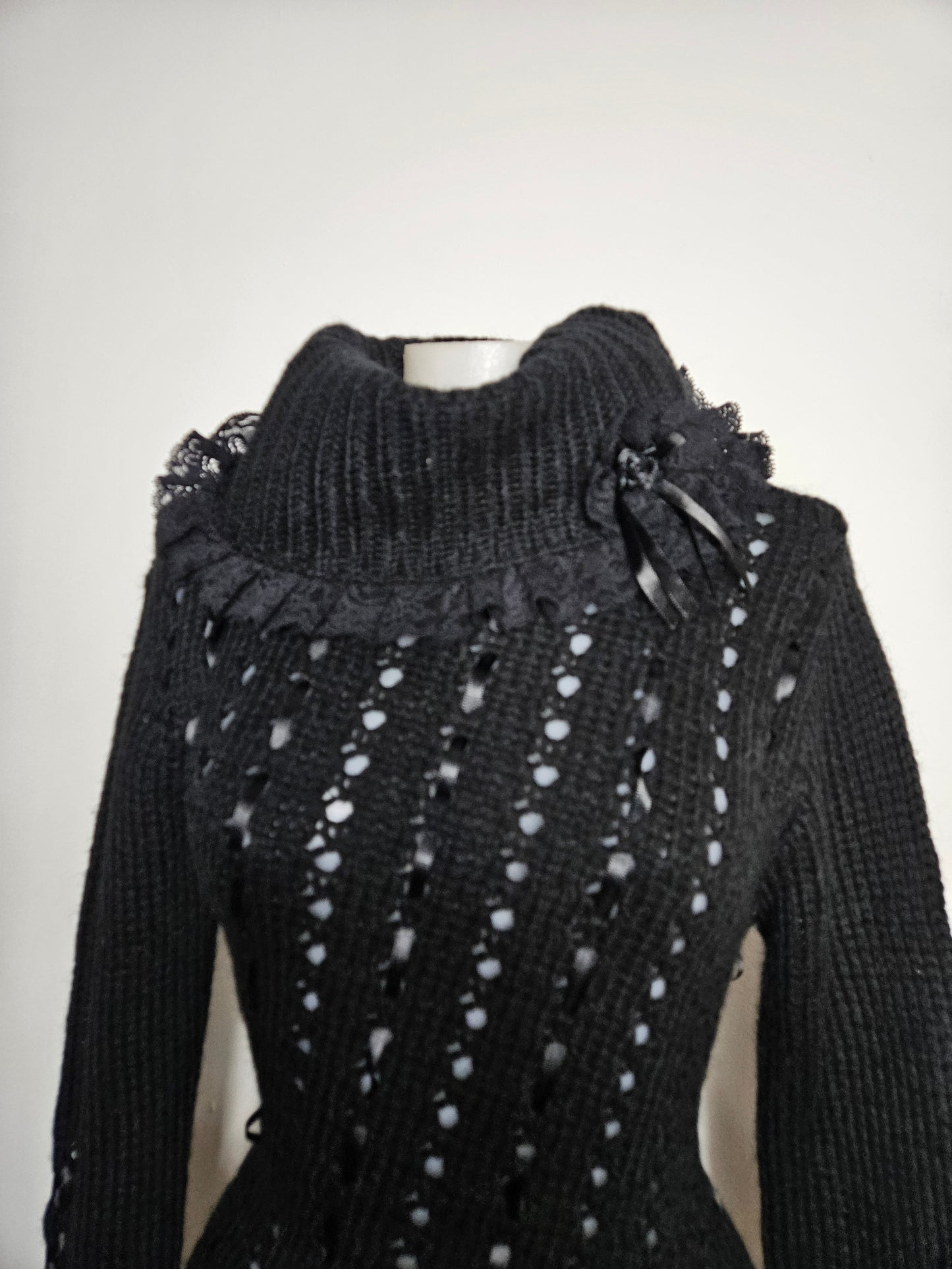 Pull asymétrique détails satinés