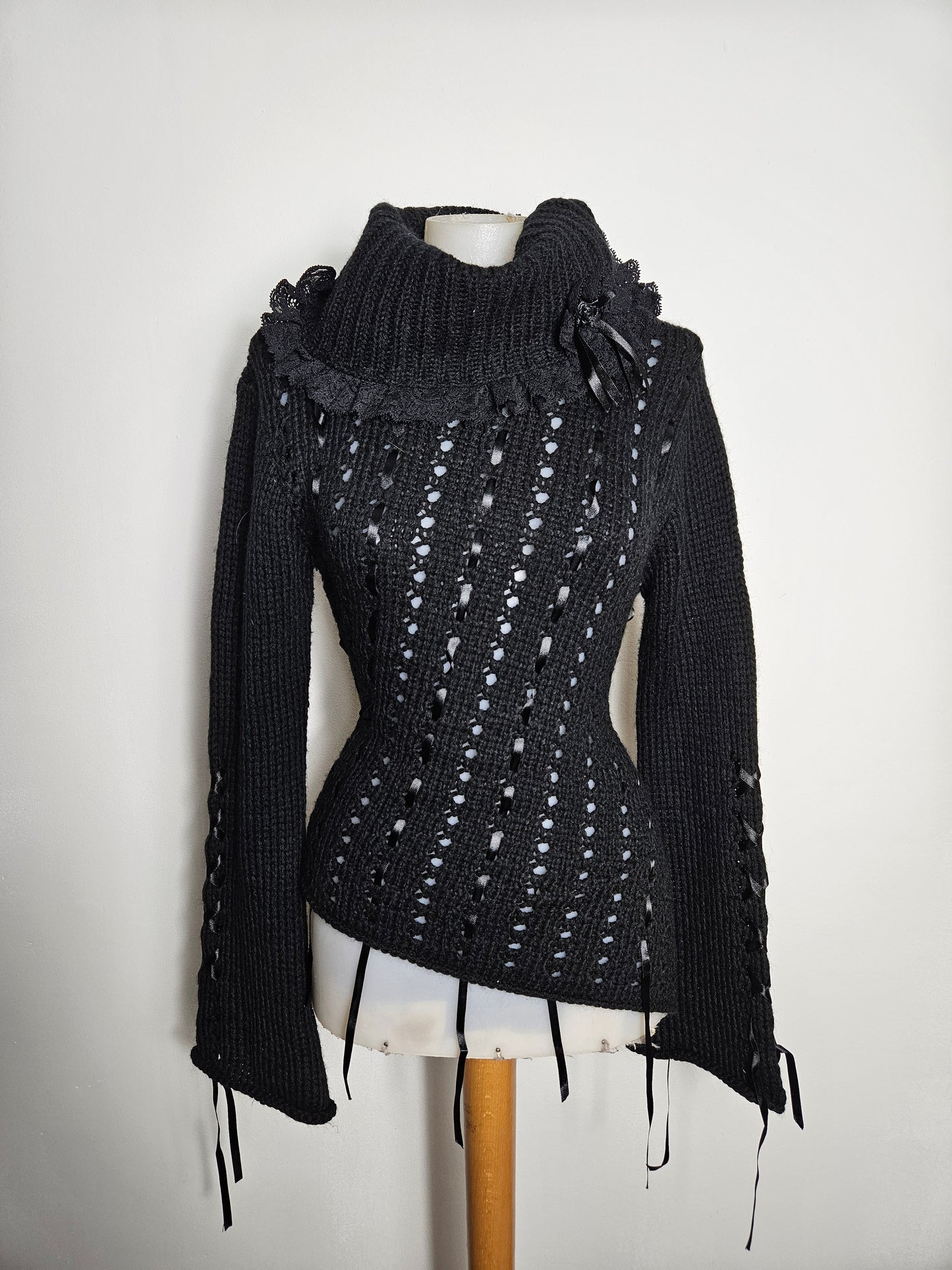 Pull asymétrique détails satinés