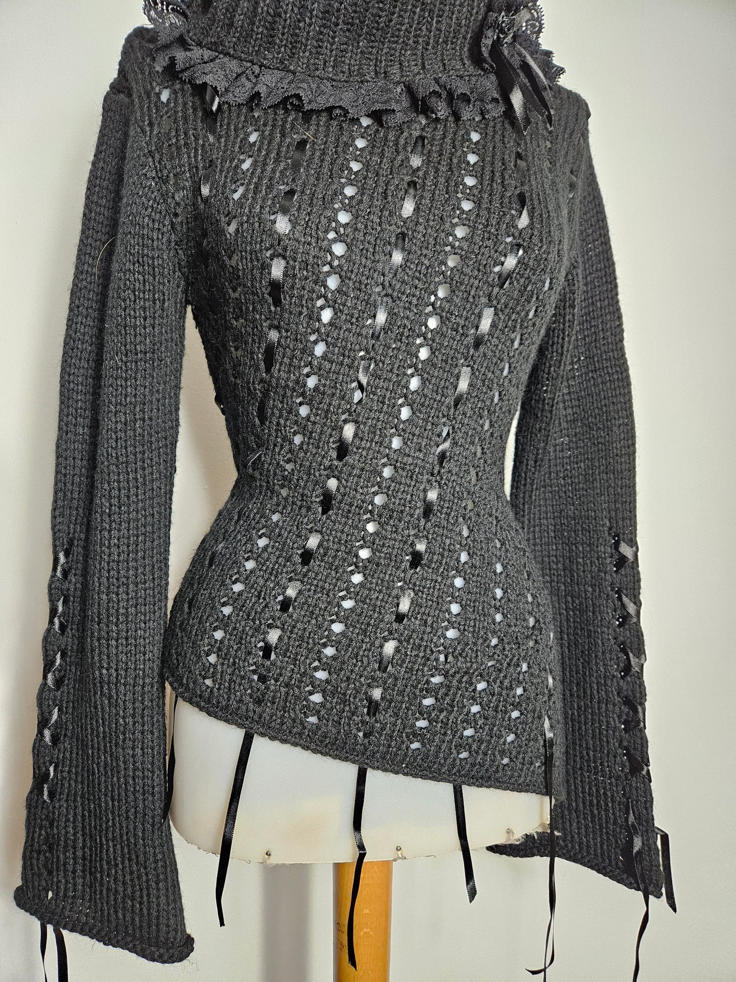 Pull asymétrique détails satinés