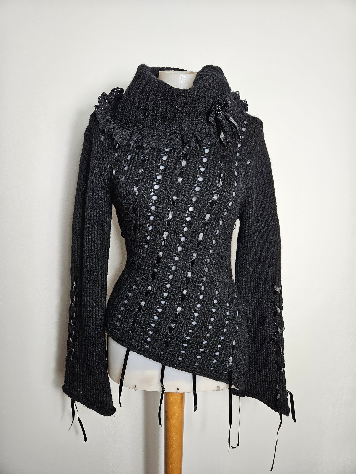 Pull asymétrique détails satinés