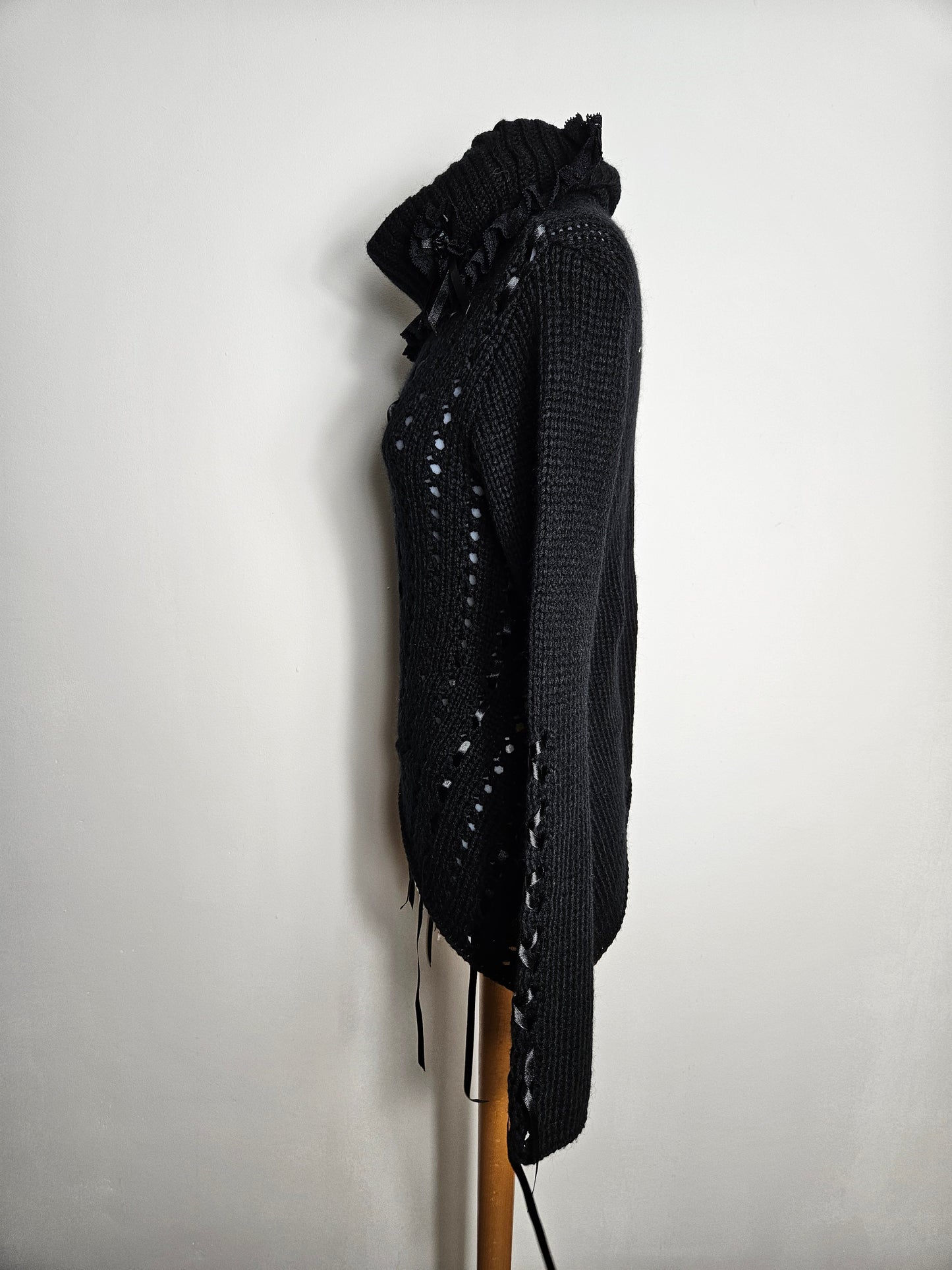 Pull asymétrique détails satinés