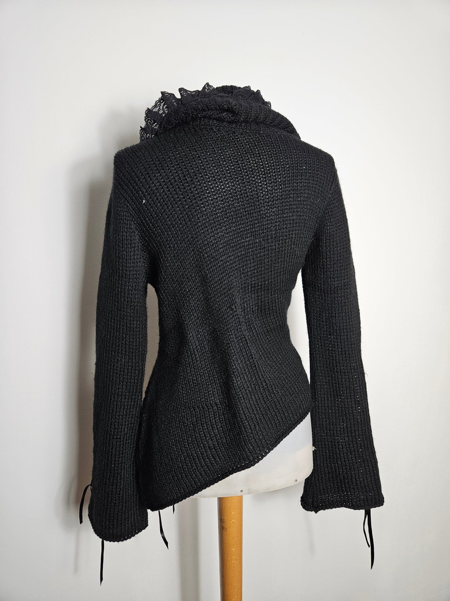 Pull asymétrique détails satinés