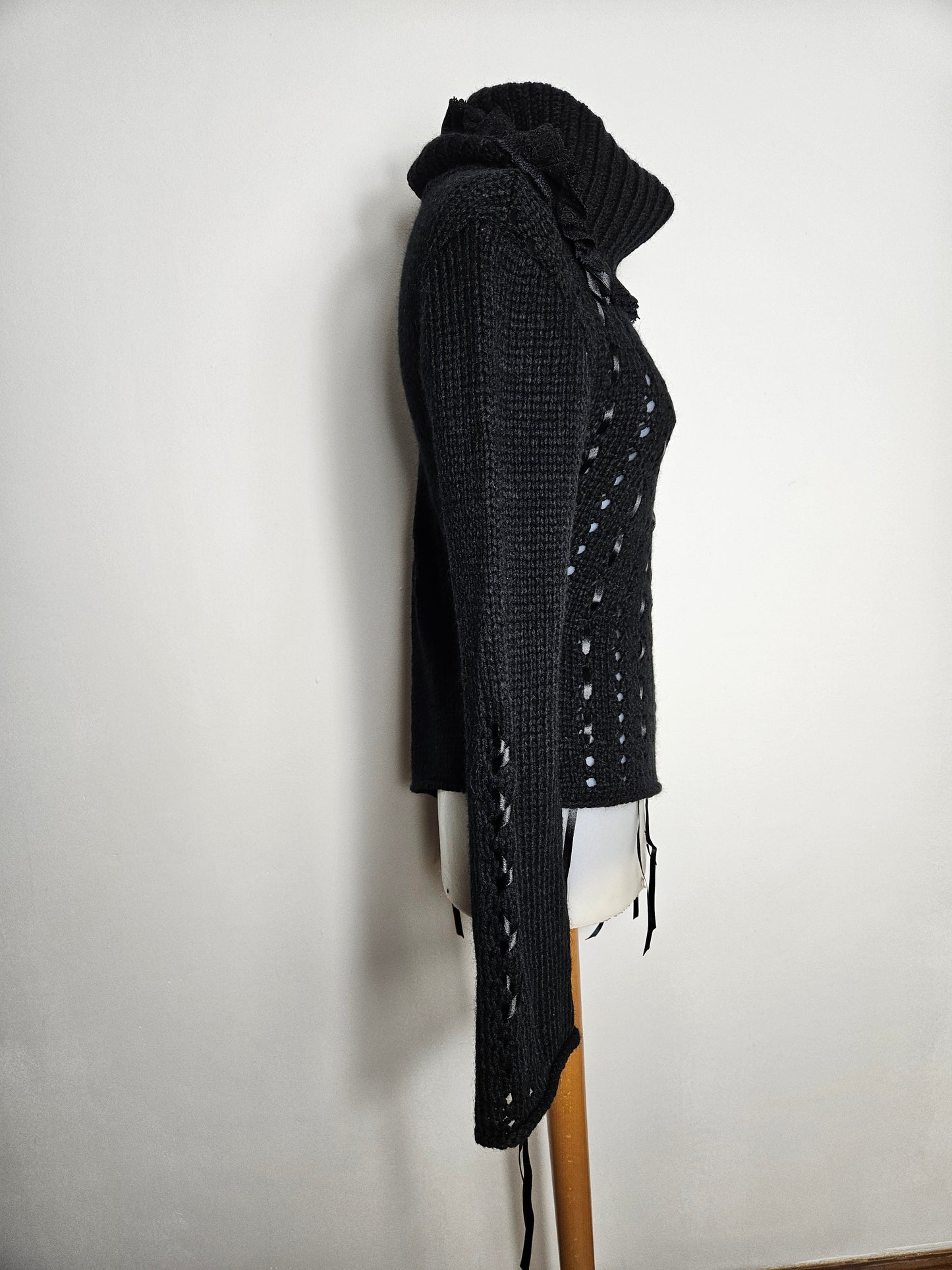 Pull asymétrique détails satinés