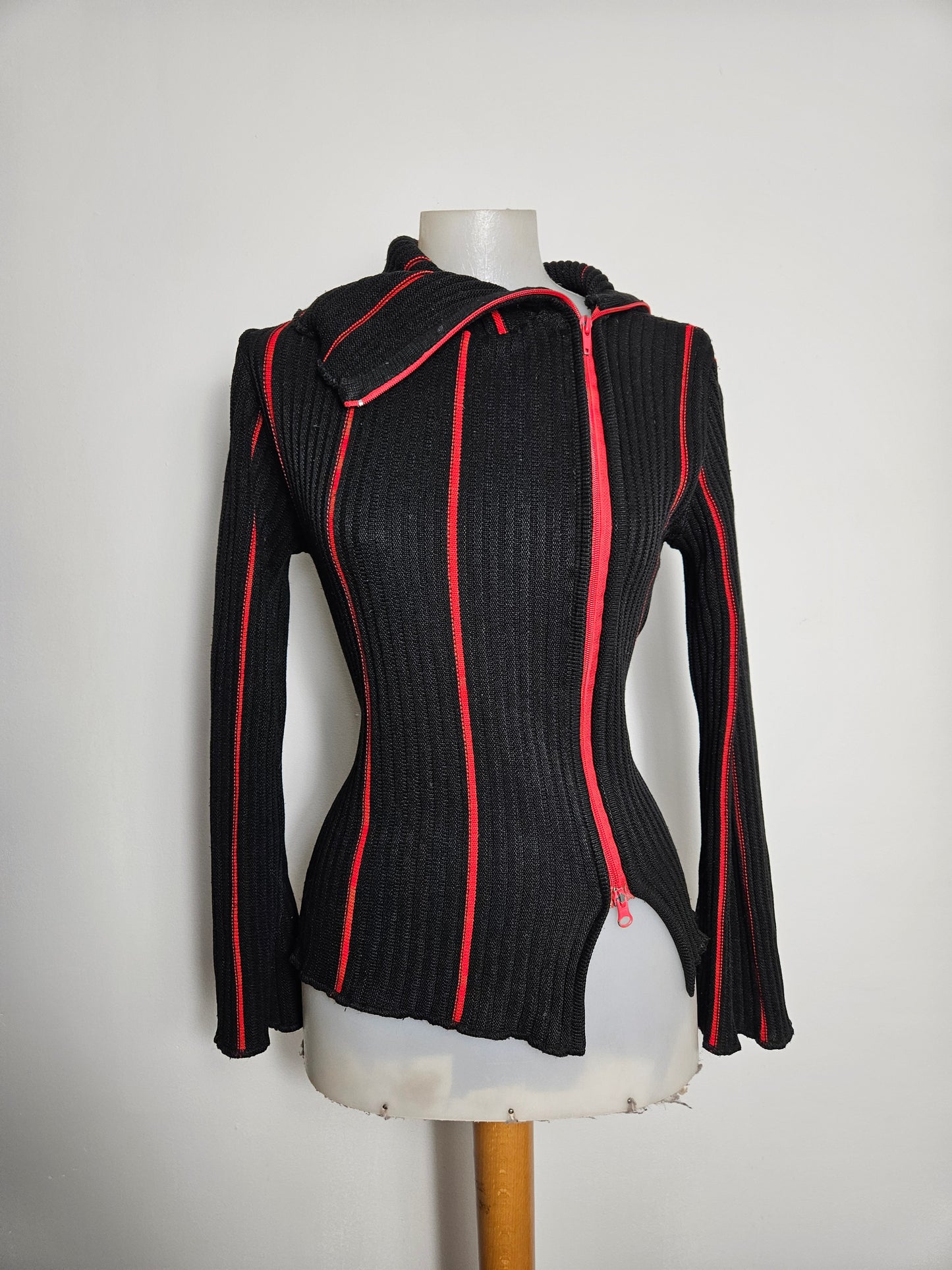 Pull rouge et noir double zip