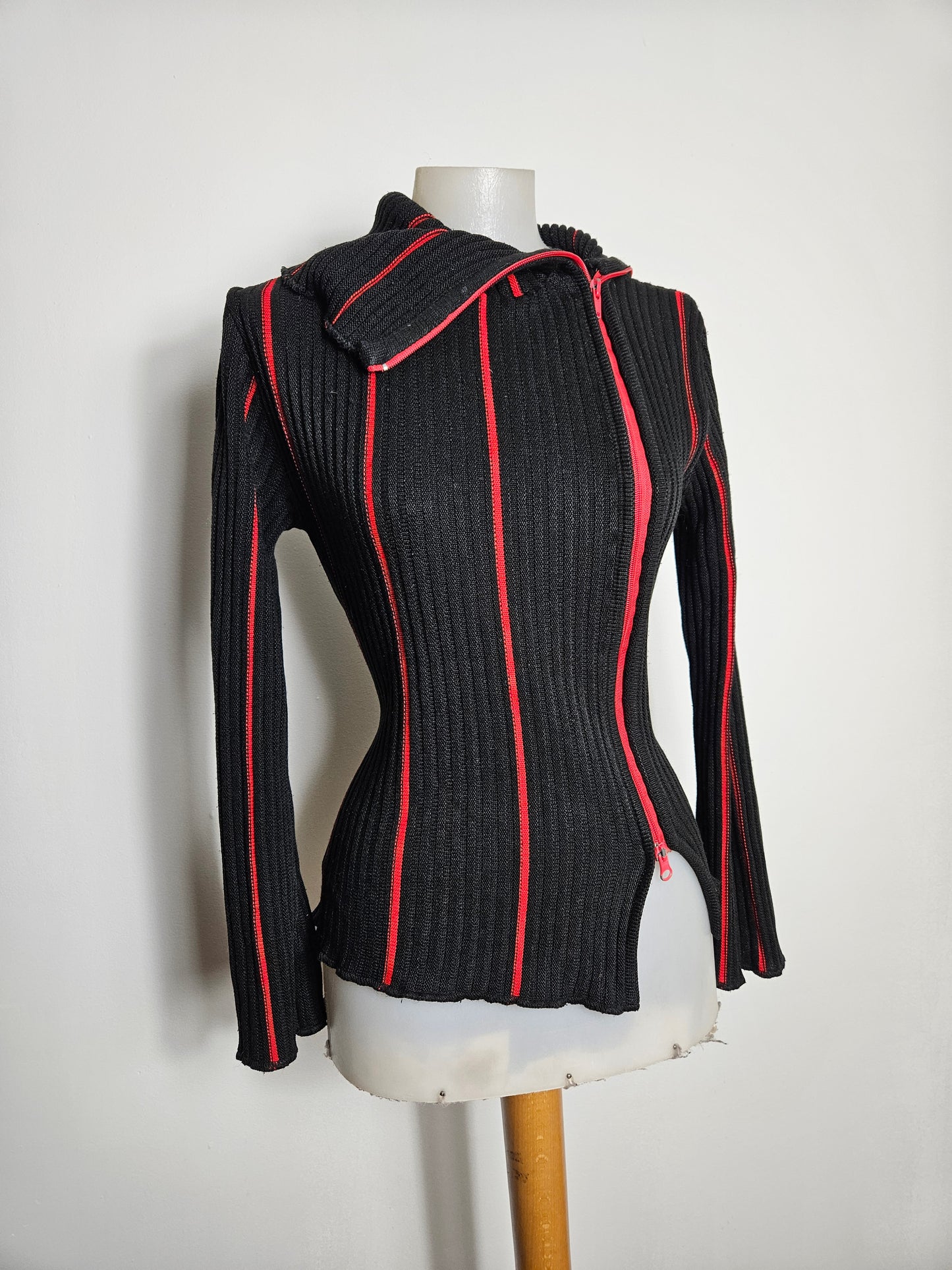 Pull rouge et noir double zip