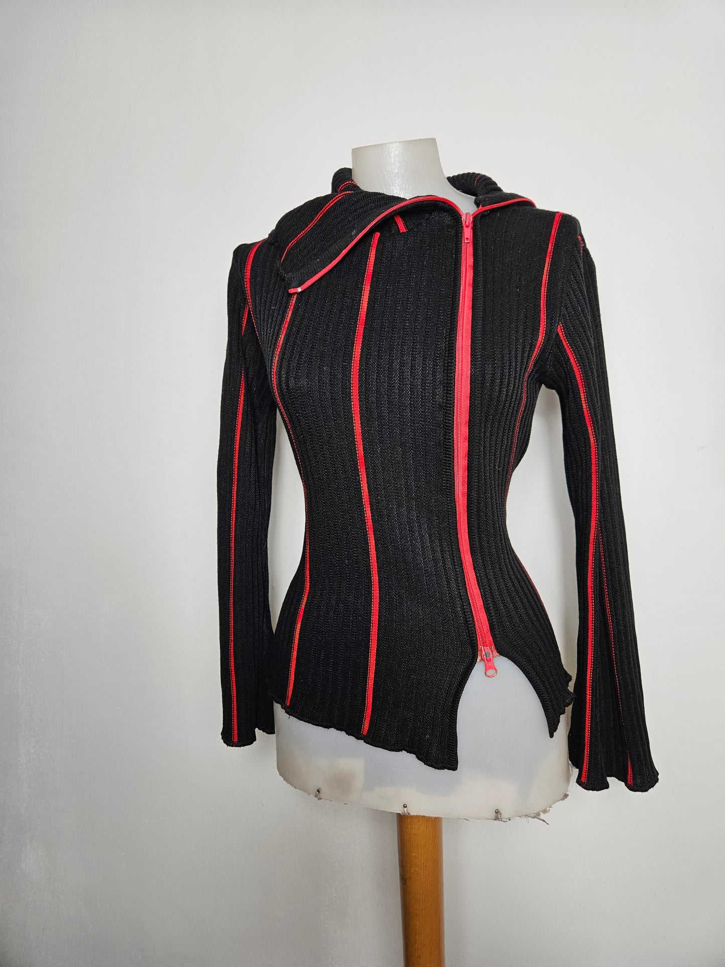 Pull rouge et noir double zip