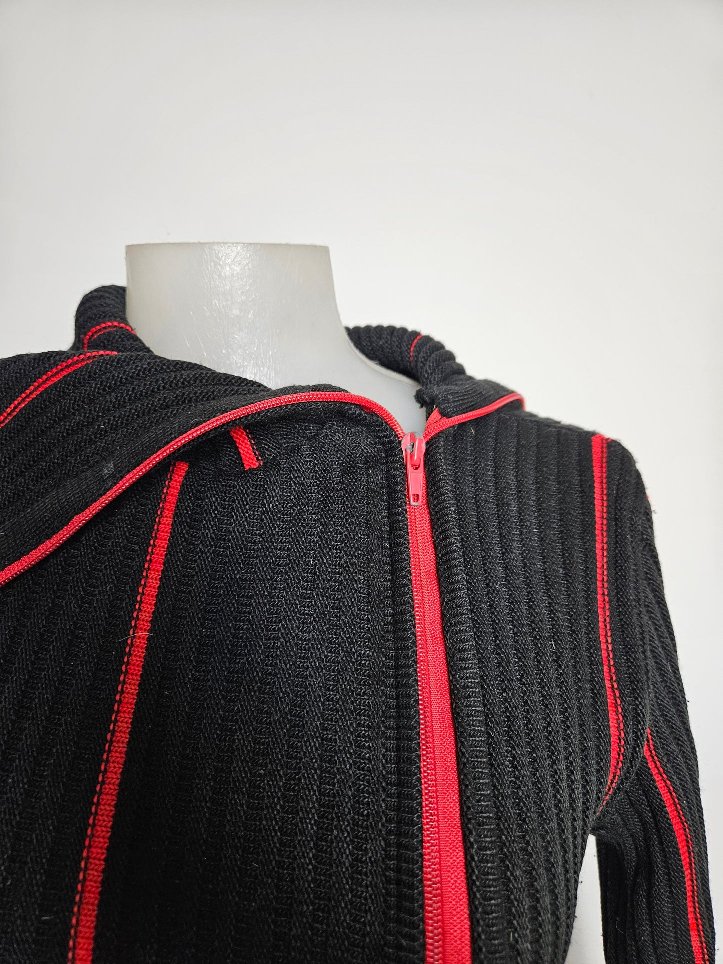Pull rouge et noir double zip