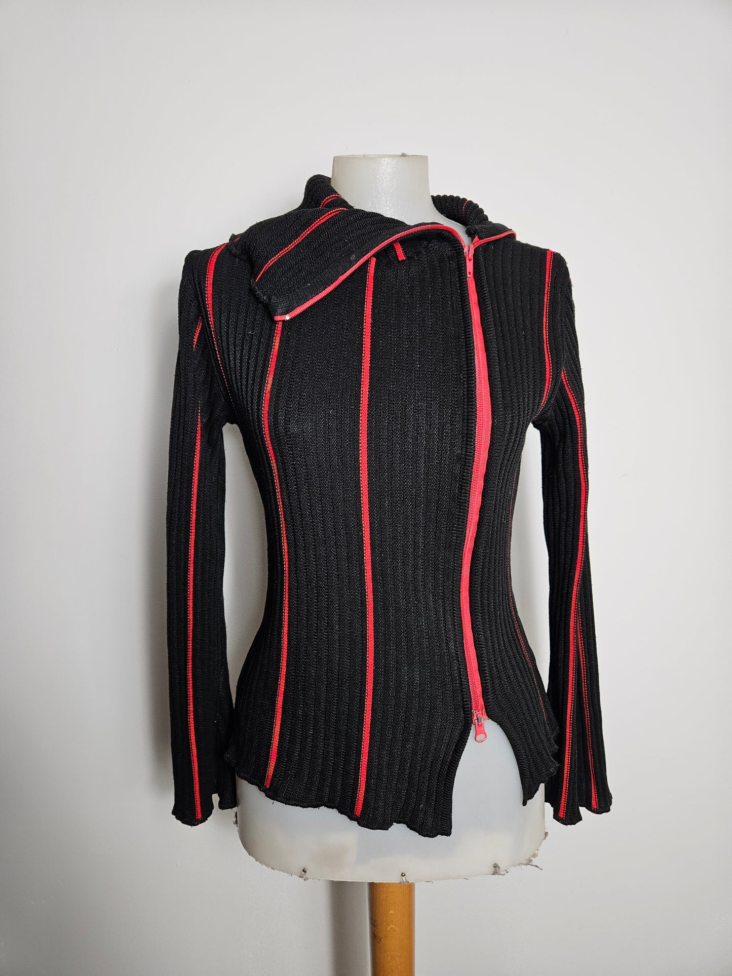 Pull rouge et noir double zip
